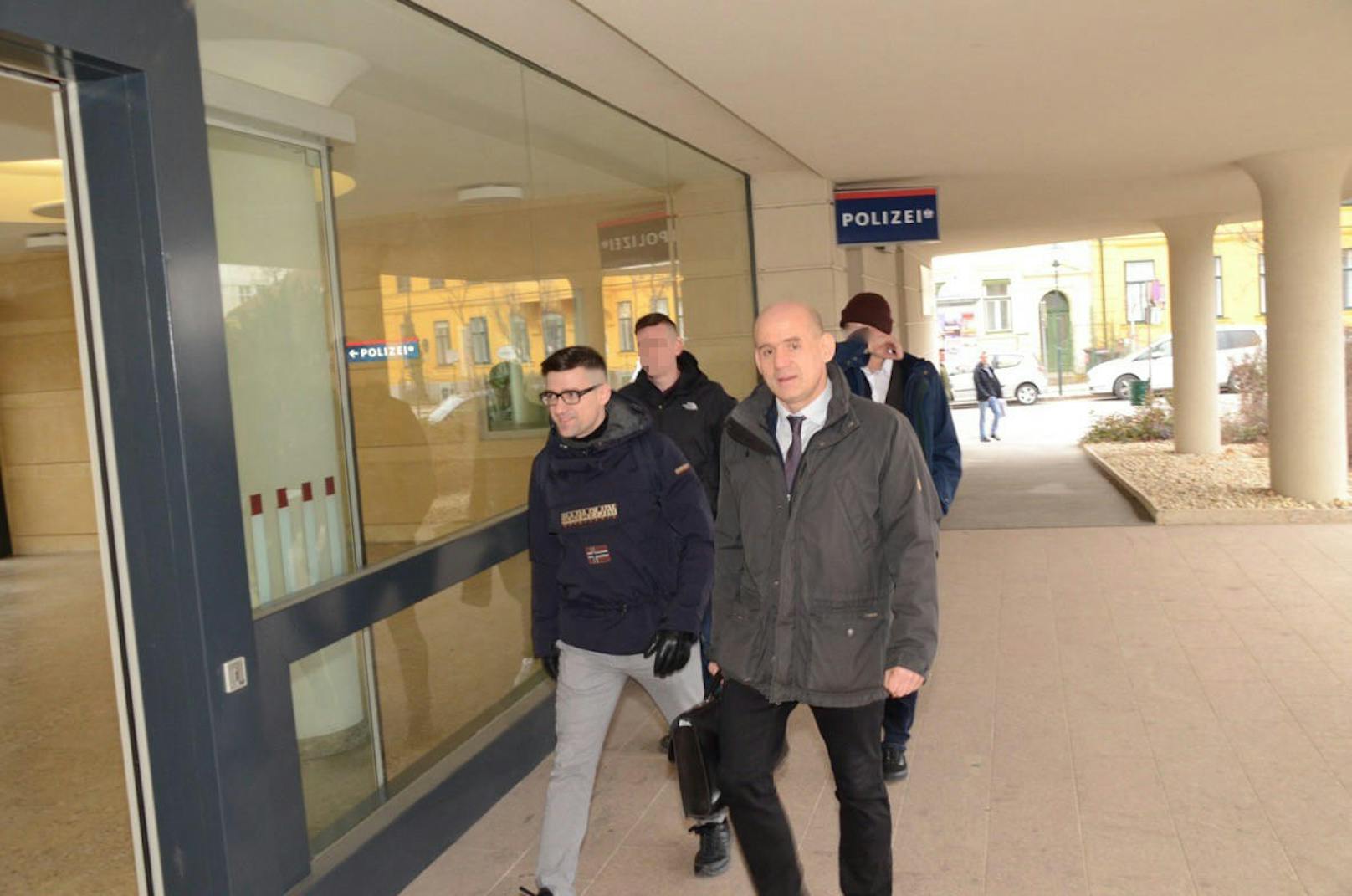 Die Angeklagten kommen am Gerichtsgebäude in Baden an. Vorne links geht Martin Sellner, Sprecher der rechtsextremen "Identitären".