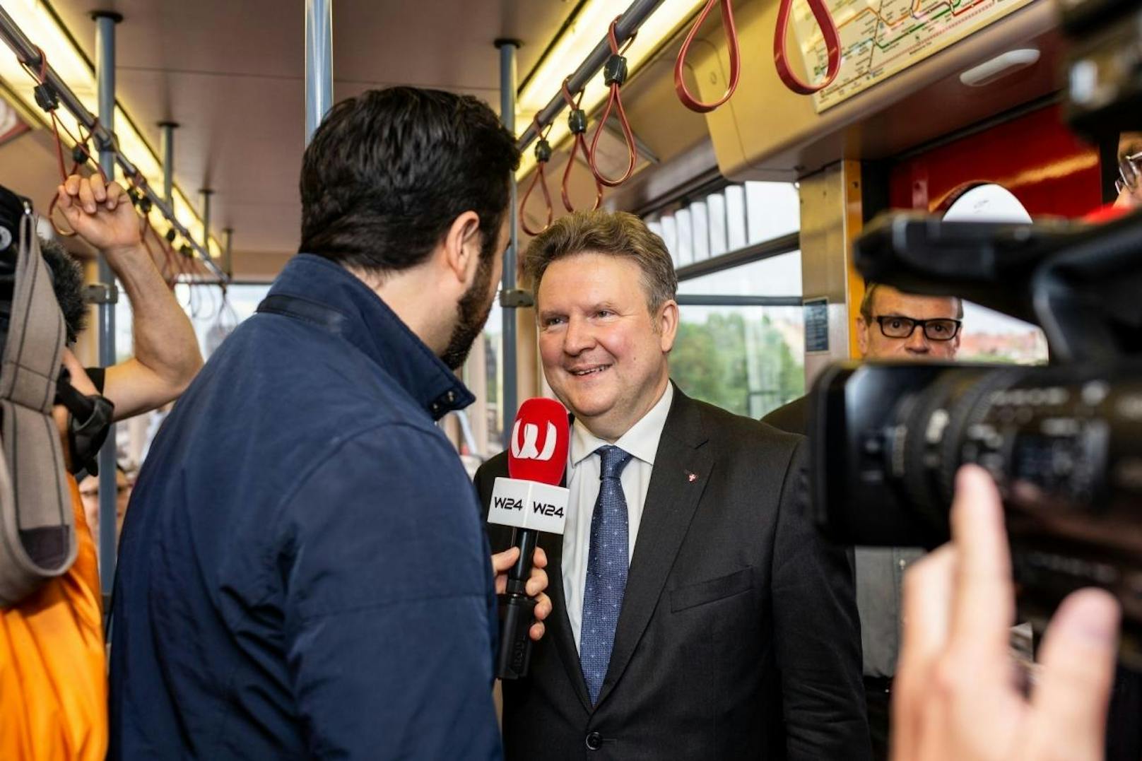 I bims, der neue Bürgermeister! In der Straßenbahn gab Ludwig ein Interview.