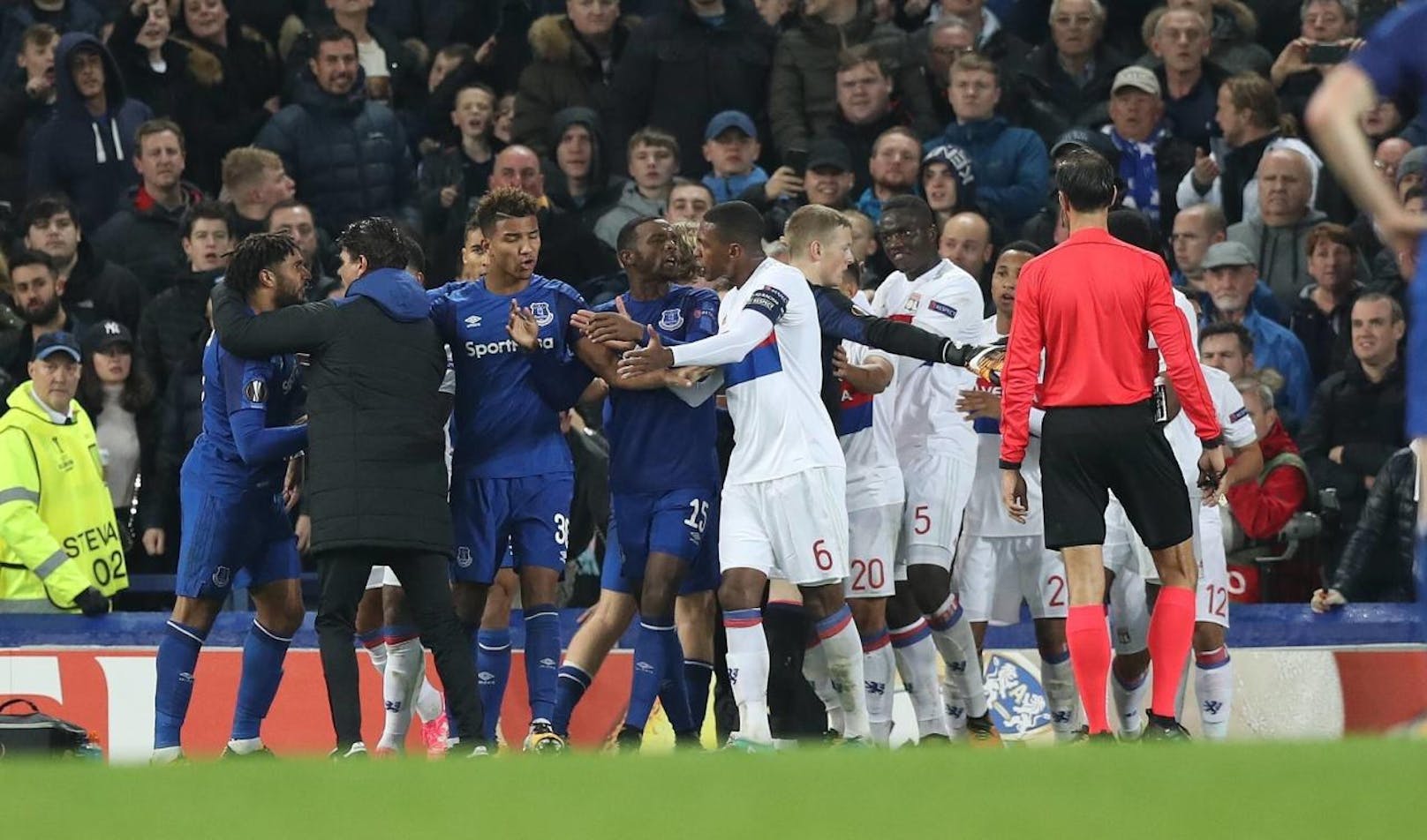 Beschämende Szenen zwischen Everton und Lyon