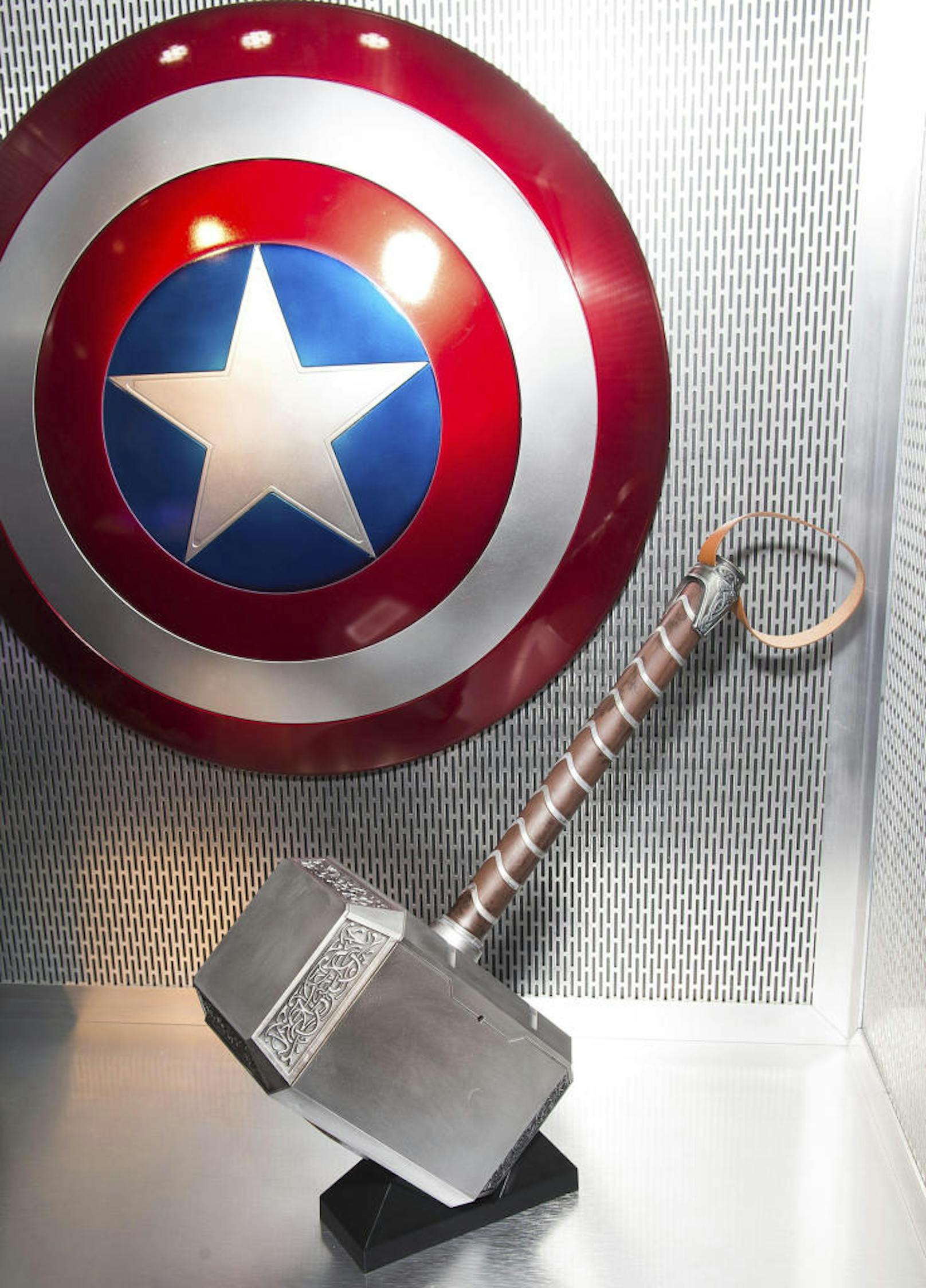 Mjolnir Hammer und Captain America Schild