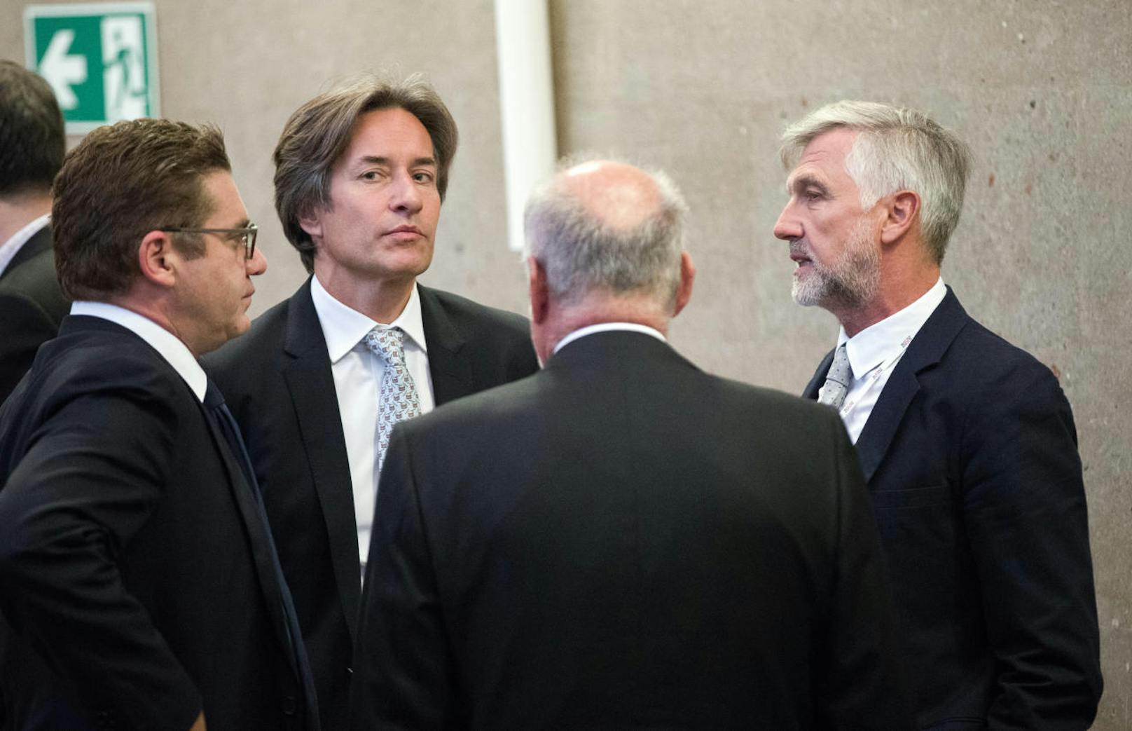 vlnr.: Anwalt Jörg Zarbl, Angeklagter Karl Heinz Grasser, Anwalt Manfred Ainedter und Angeklagter Walter Meischberger.