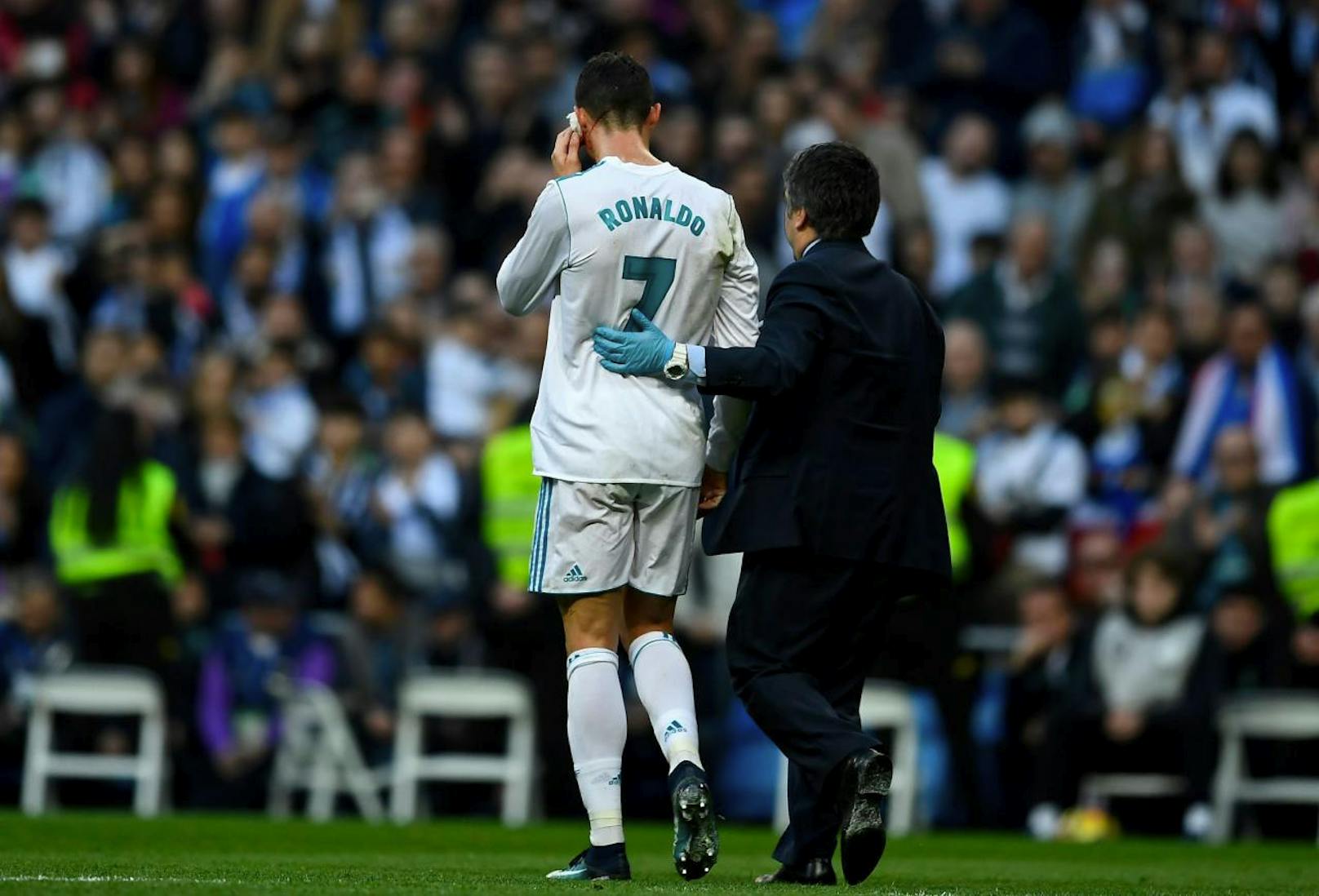 Ronaldo blieb zuerst benommen am Boden liegen, wurde dann vom Teamarzt vom Feld geführt.