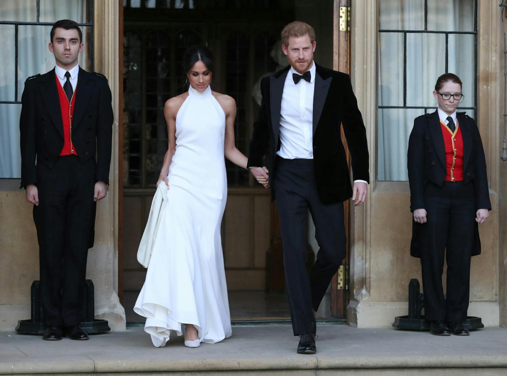 Nach einer romantischen Hochzeitszeremonie in einem <a href="https://www.heute.at/life/fashion_beauty/story/Meghan-Markles-Brautkleid--Eine-gewagte--berraschung-51753587" target="_blank">gewagten Brautkleid von Givenchy</a> schlüpfte Meghan, nun Duchess of Sussex, in ihr zweites Outfit des Tages.
