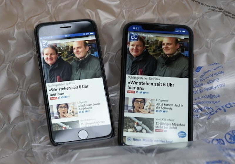 Das ermöglicht im Vergleich zum direkten Vorgänger, dem iPhone 8, einen deutlich größeren Bildschirm. Er ist mit 6,1 Zoll sogar größer als beim 8 Plus (5,5 Zoll), obwohl dort das Gehäuse größer ist. Im Bild: das iPhone 8 (links) und das iPhone Xr.