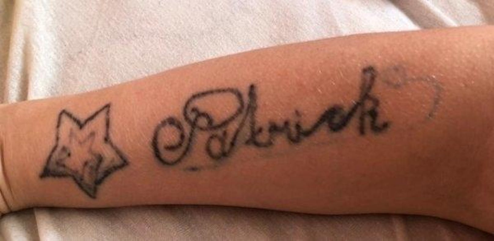 Seit Jahren leidet "Heute"-Leserin Martina unter einem Tattoo, das ihr Freund ihr betrunken unter die Haut stach. Bei unserem Cover-up-Gewinnspiel hofft sie auf eine neue Chance.