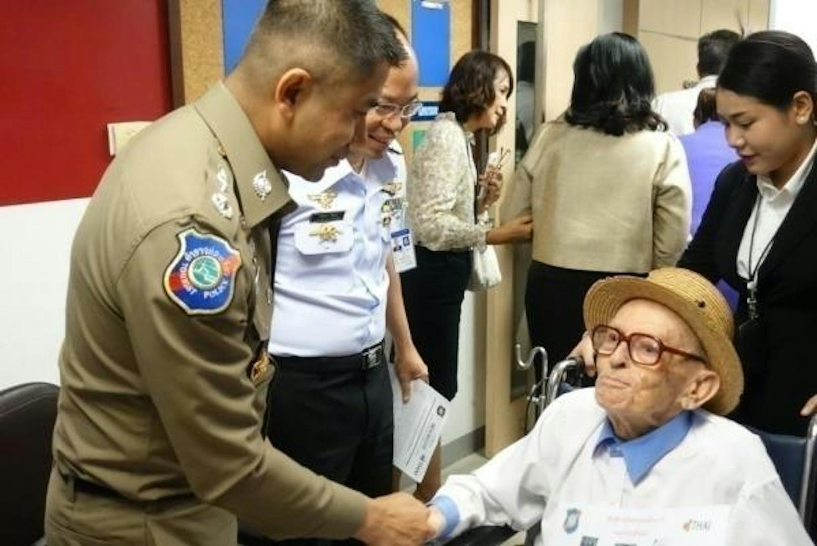 Ein 99-jähriger Schweizer ist nach Thailand gereist, um seine Ehefrau noch einmal zu sehen.