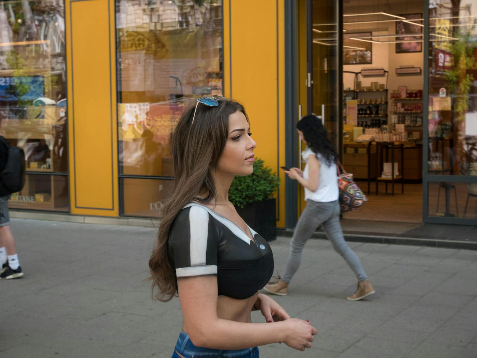 "Heute"-Moderatorin Anna Chiara trug auf der Mariahilfer Straße ein Outfit aus Farbe.