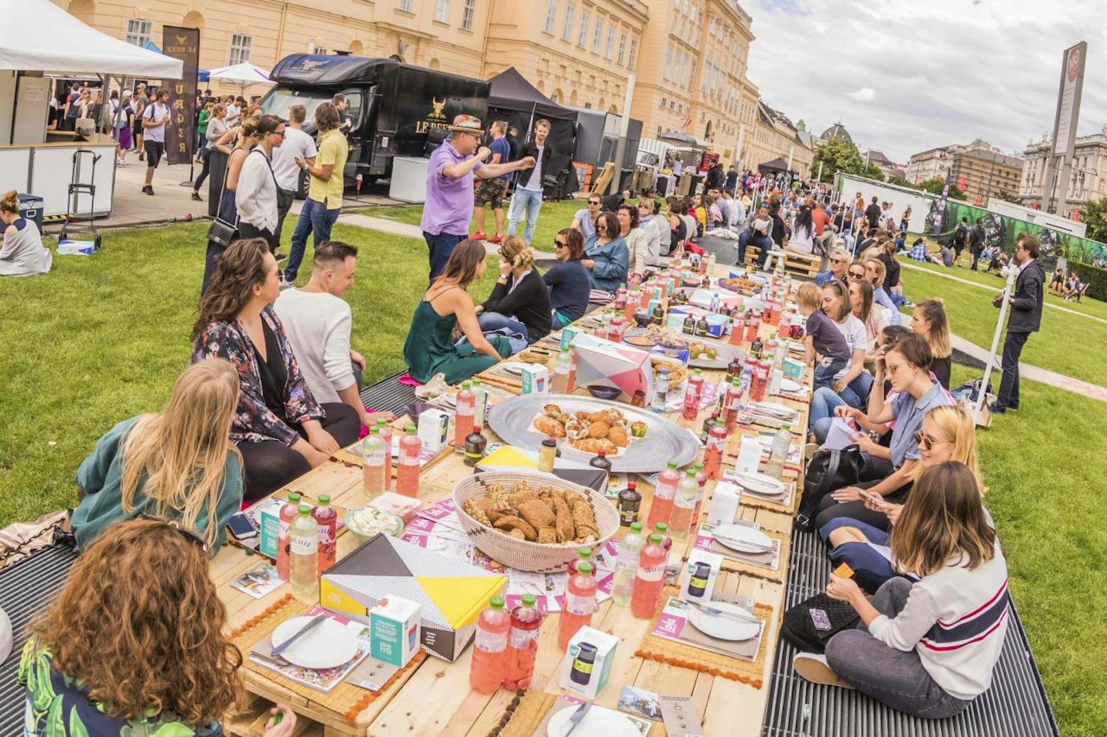Wiens größtes Food-Festival mit 25 Food-Trucks, Kunstkonzept der Wiener Achse, Lifestyle-Markt, Unterhaltungsprogramm & Chillout-Area startet.