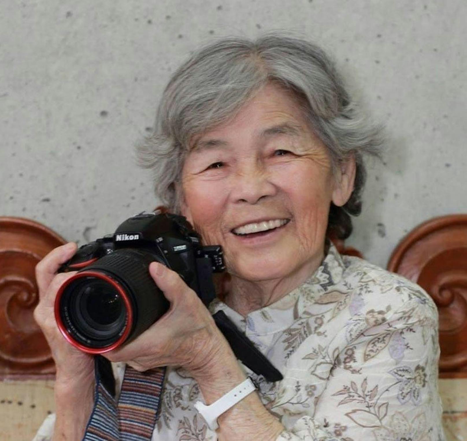 Das ist Kimiko Nishimoto (90). Im Alter von 71 Jahren entdeckte die Japanerin die Fotografie für sich, nachdem sie ein Anfängerkurs bei ihrem Sohn besucht hatte.
