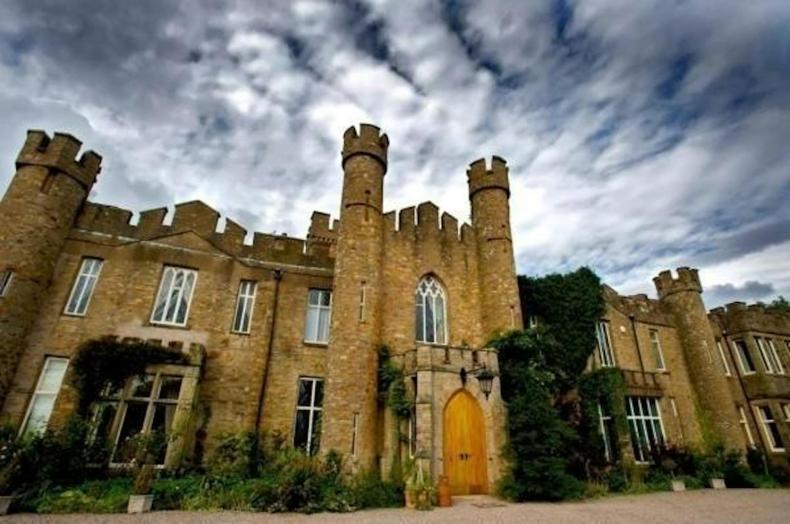 <b>Augill Castle, Eden Valley, England</b>
In diesem Schloss in Cumbria, einer Grafschaft im Nordwesten von England, können Sie in einem von 15 Zimmern übernachten.