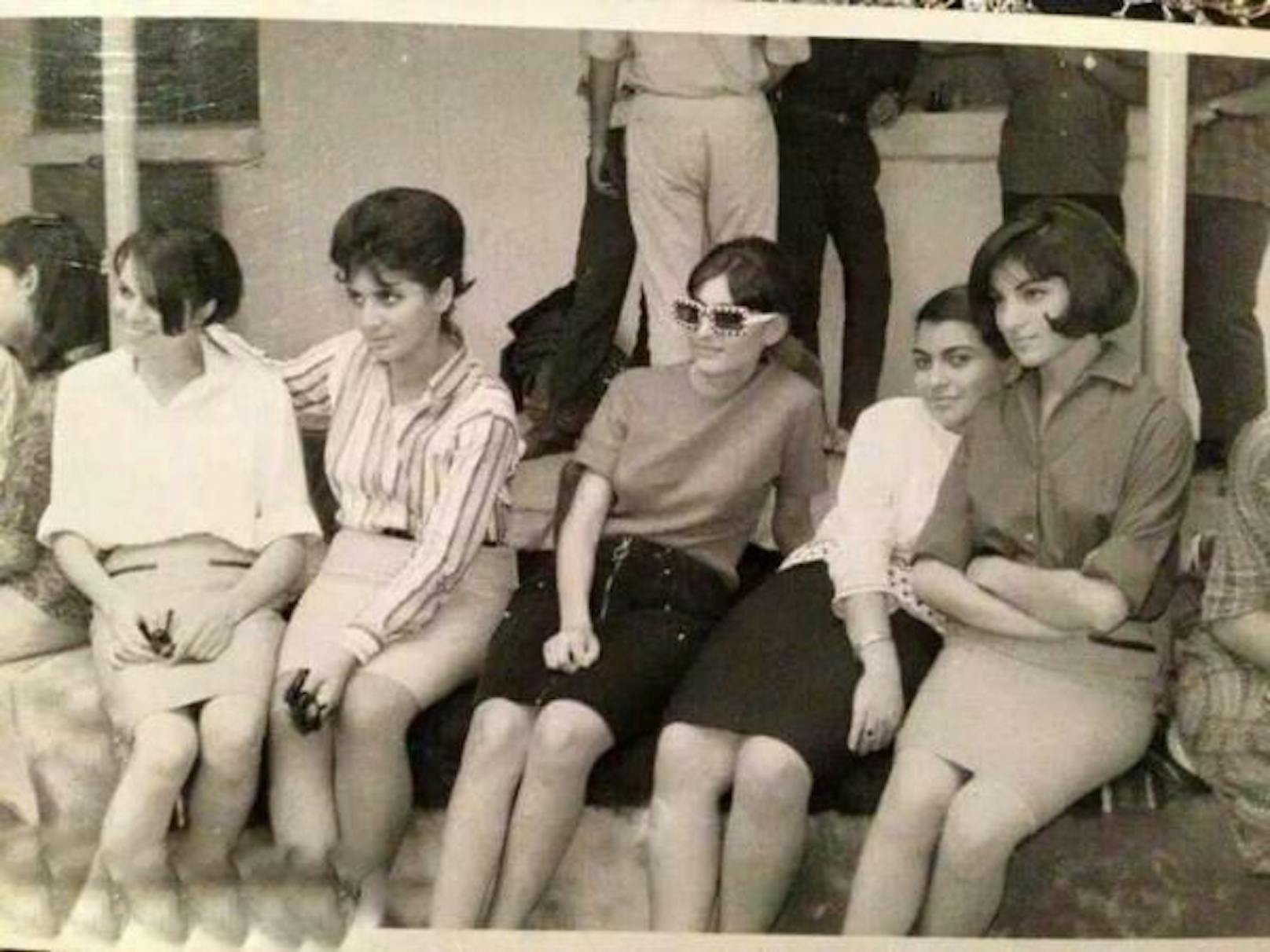 Miniröcke waren in den 1960er-Jahren auch im Irak populär, wie diese Medizinstudentinnen an der Universität in Bagdad (1969) zeigen.