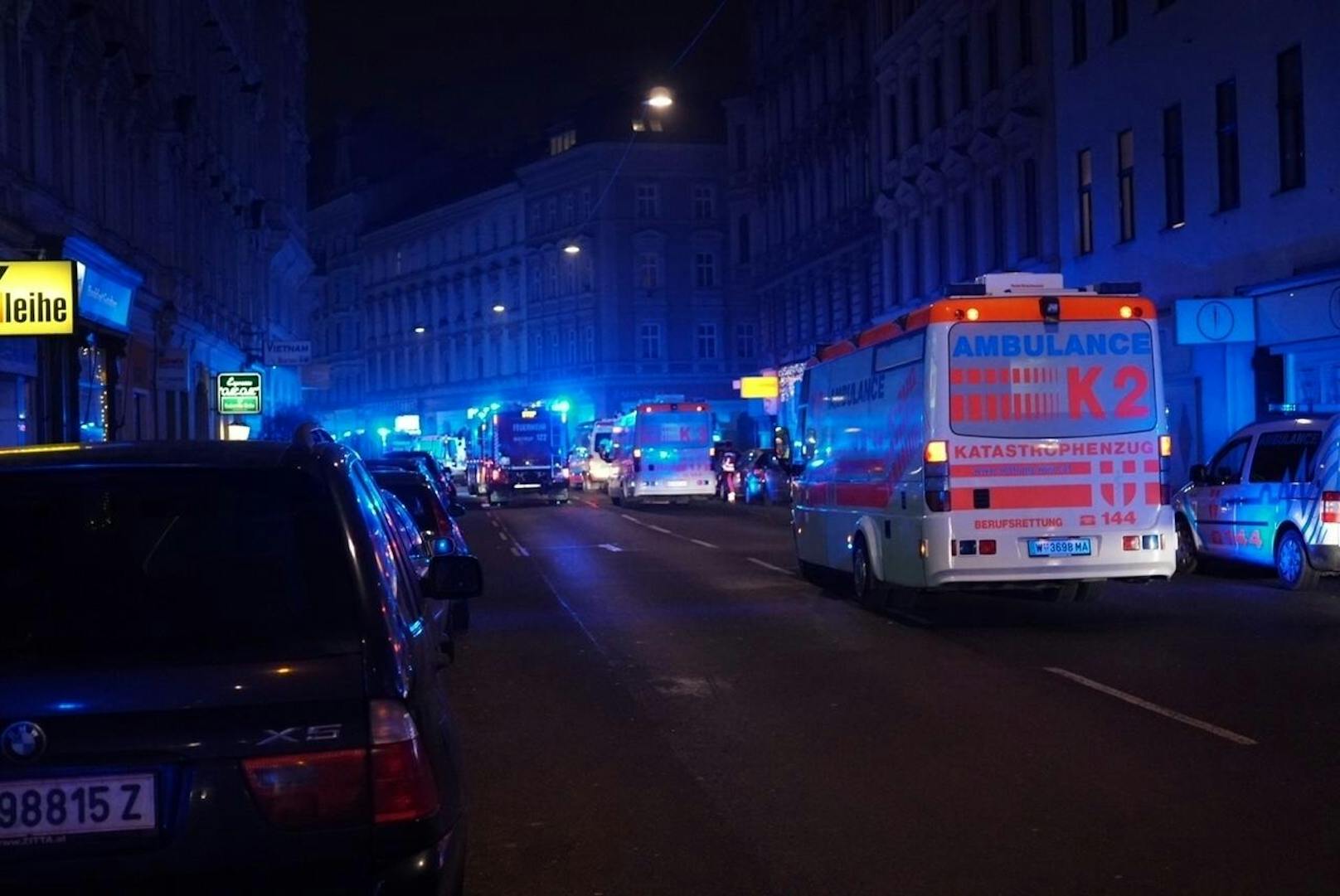 Ein Kellerbrand in Wien-Margareten sorgte in der Nacht auf Samstag für einen Großeinsatz der Feuerwehr. Zwei Menschen starben.
