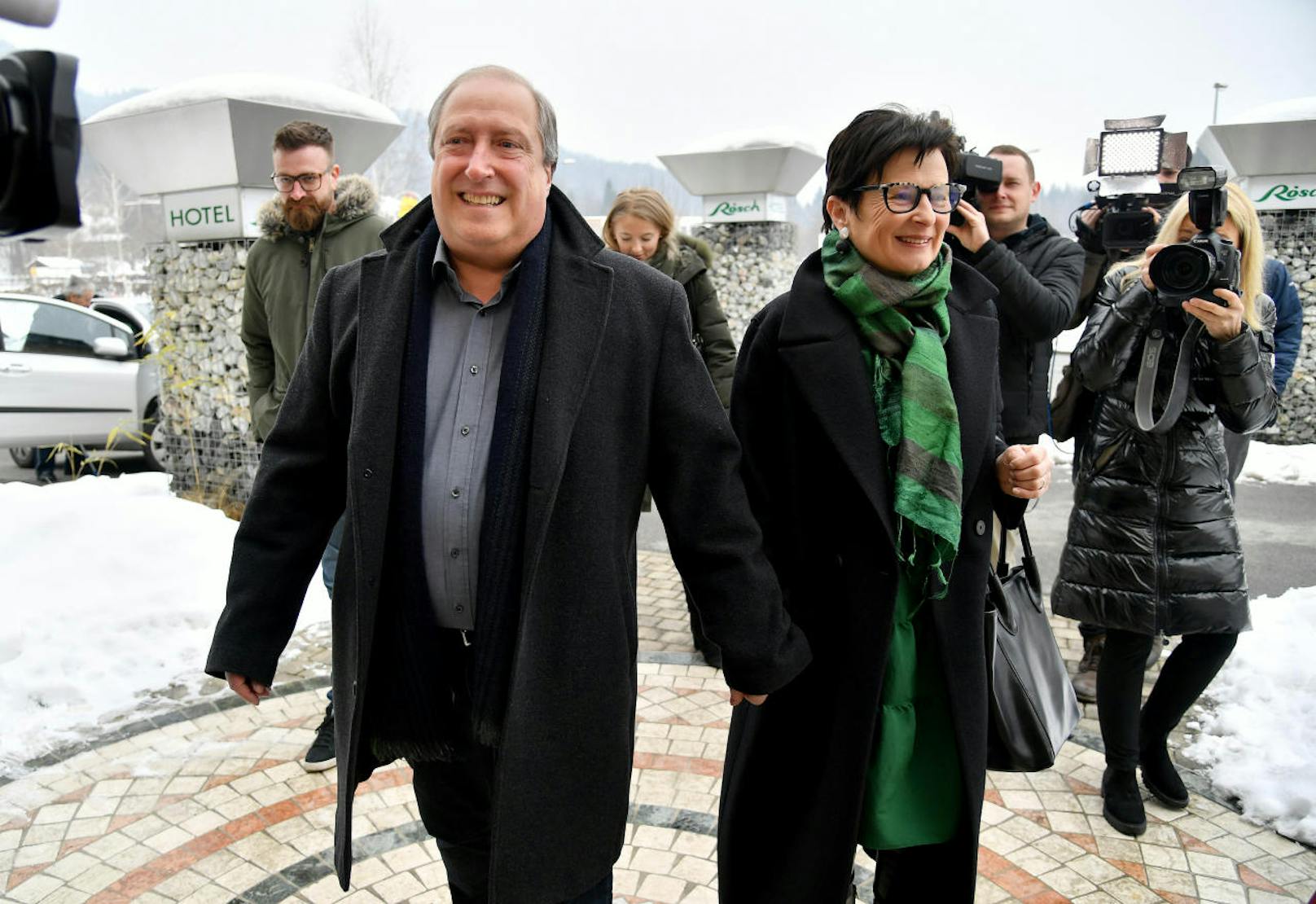 Grünen-Chef Rolf Holub mit seiner Frau Elvira im Rahmen seiner Stimmabgabe zur Landtagswahl in Kärnten am Sonntag, 4. Februar 2018, in Klagenfurt.