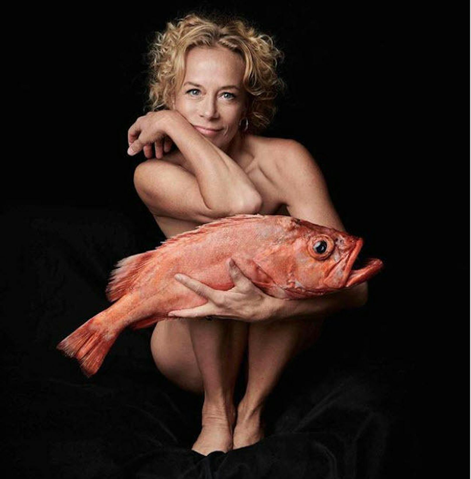 12.10.2018: Katja Riemann lässt die Hüllen fallen - und macht sich damit für Fische stark.