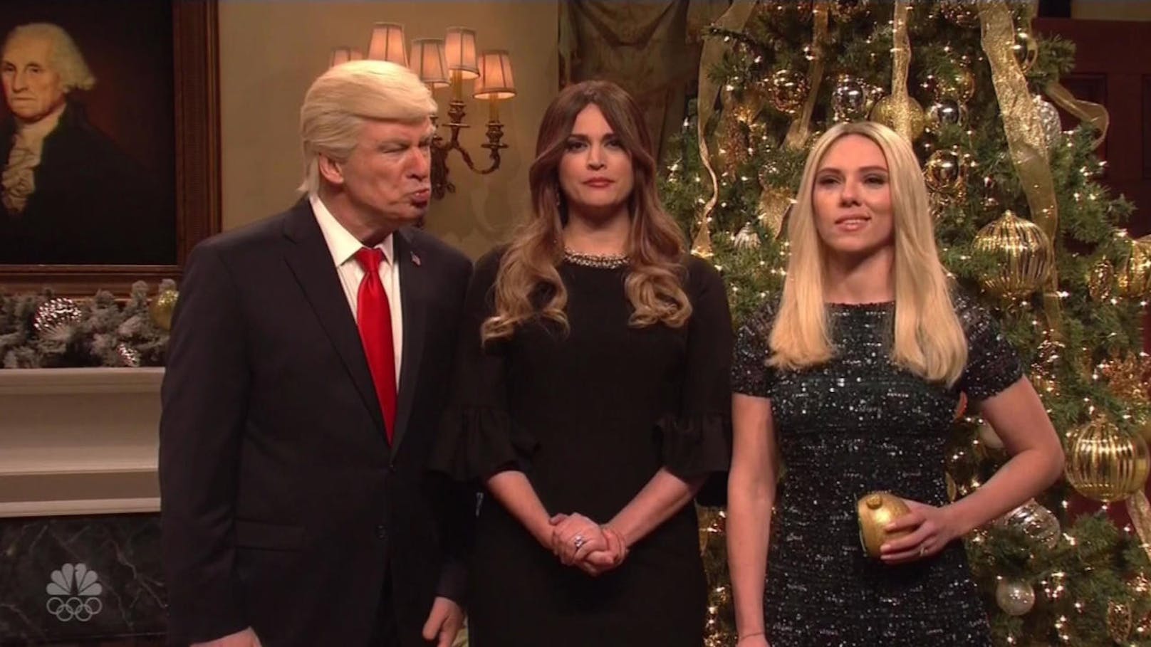 Im Weißen Haus wird er Weihnachtsbaum mit den Gesichtern der aus Trumps Team ausgeschiedenen Loosern behängt. Scarlett Johansson sorgte als Überraschungsgast Ivanka für Applaus