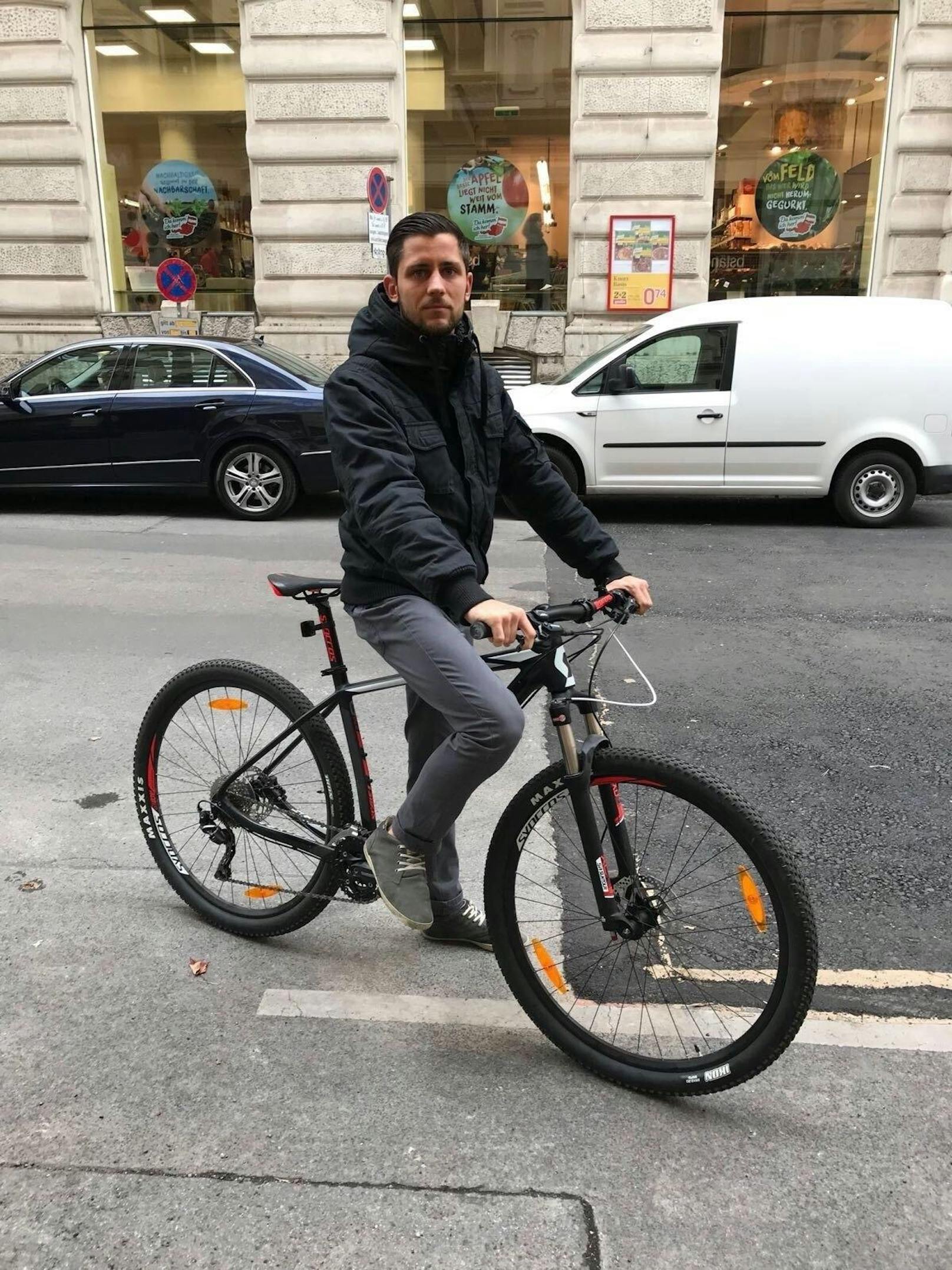Weil der 26-jährige Manuel seine Hände beim Fahrradfahren in der Jackentasche hatte, soll er nun 90 Euro Strafe bezahlen.