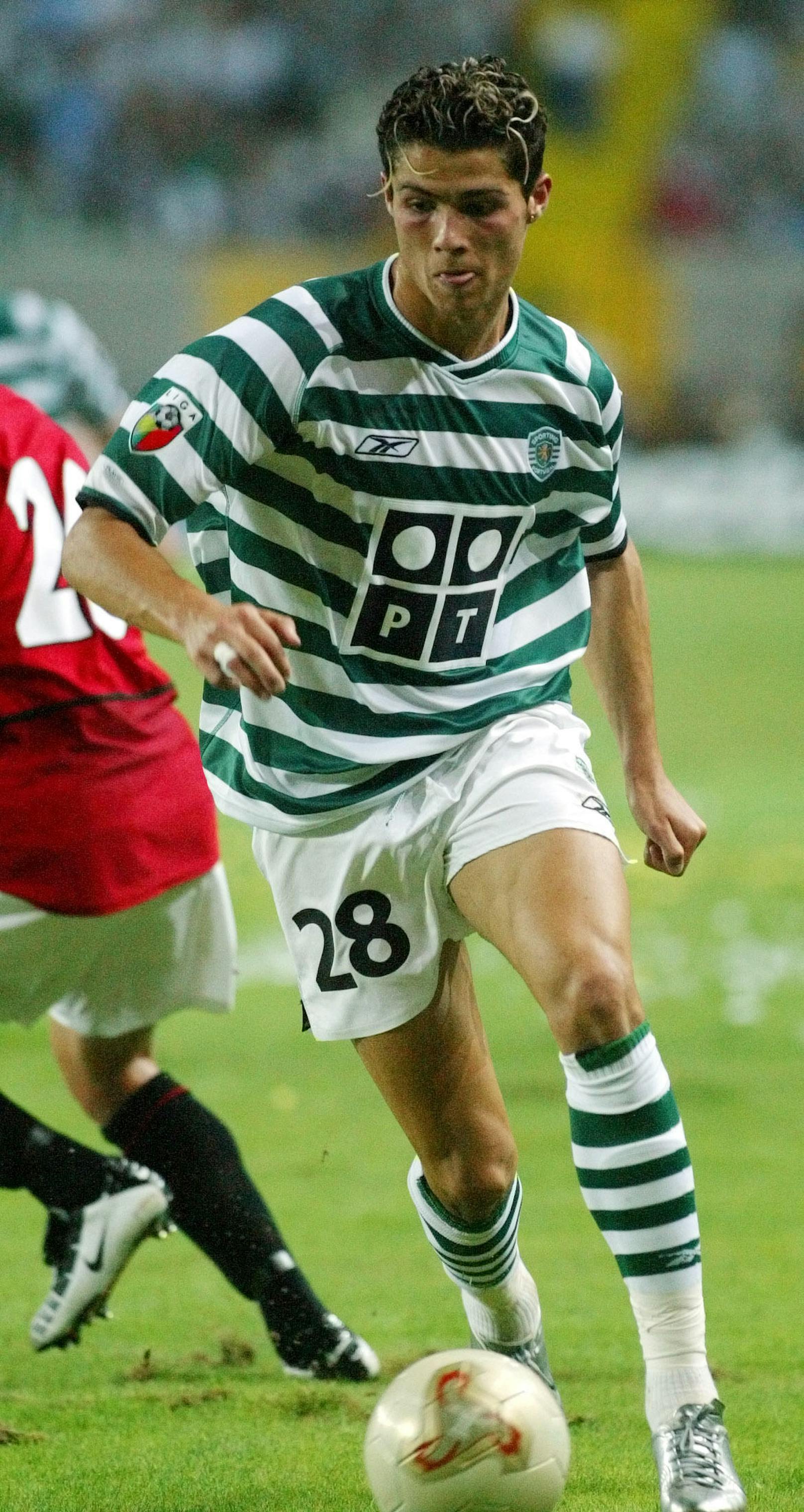 2002 debütierte Ronaldo mit 17 Jahren für die Kampfmannschaft von Sporting Lissabon und konnte in seinem aller ersten Match sogar ein Tor erzielen. Schnell wurden Scouts aus aller Welt auf ihn aufmerksam.