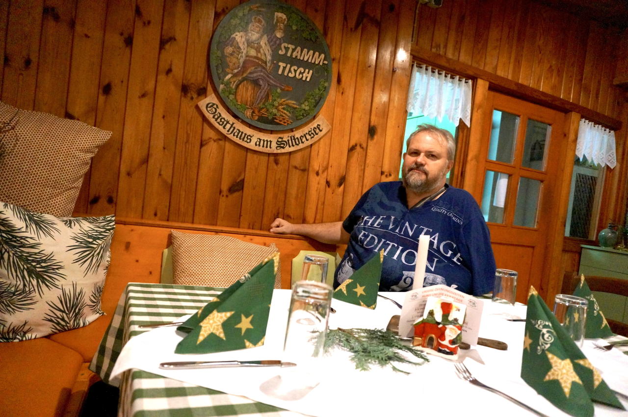 Gastwirt Leopold "Poldi" Offmüller (53) freut sich über die Unterstützung von Frank Rosin.