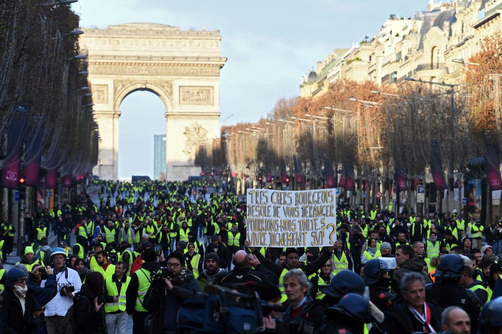 Am Wochenende wollen die "Gelbwesten" in Frankreich wieder aufmarschieren und demonstrieren. Die Behörden rechnen wieder mit Ausschreitungen und zeigen mit Zehntausenden Sicherheitskräften Präsenz.