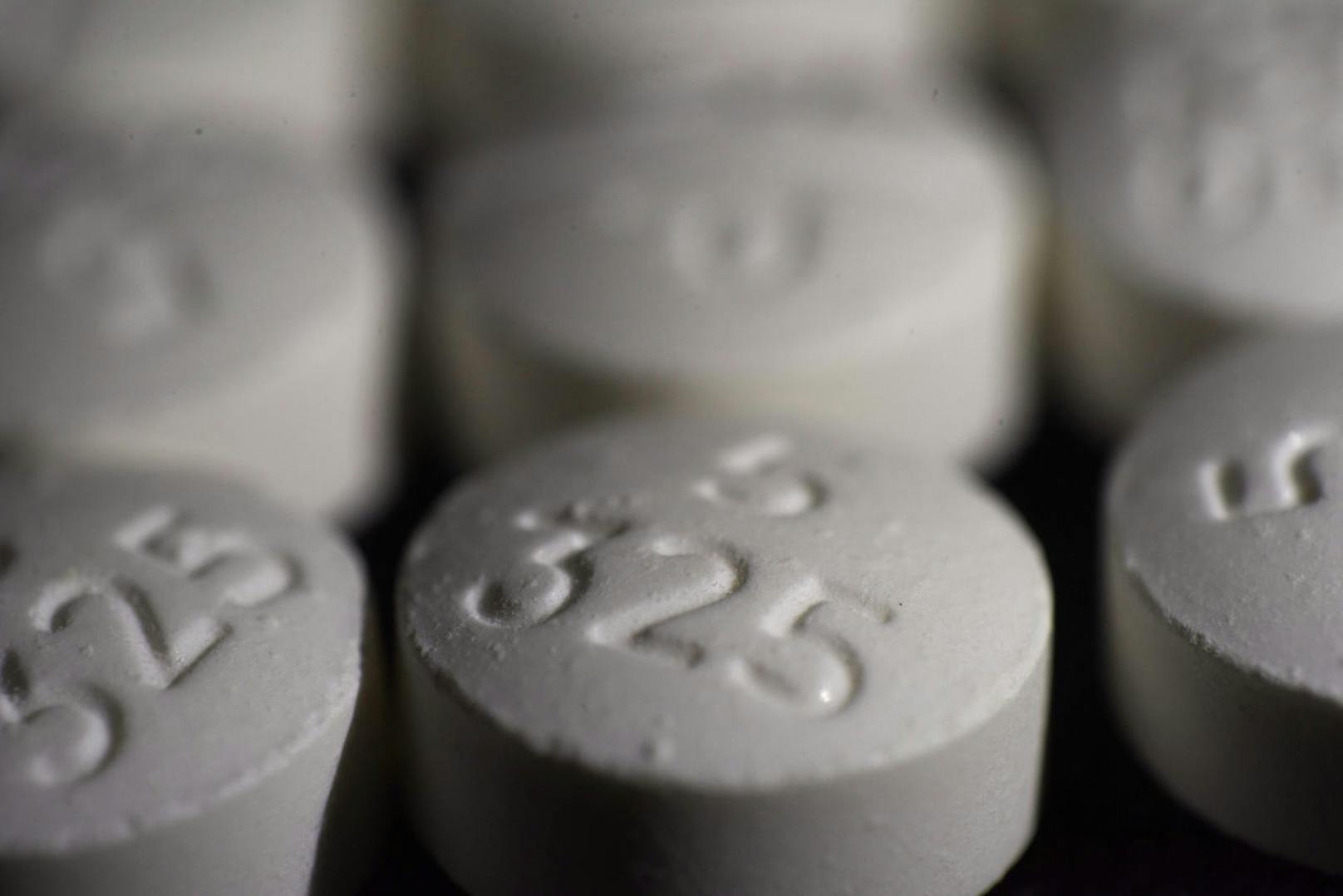 Eines der Opioide ist Oxycontin mit dem Wirkstoff Oxycodon als Grundlage. Es wurde 1996 mit einer aggressiven Marketingkampagne eingeführt und war fünf Jahre später das meistverkaufte Opioid.