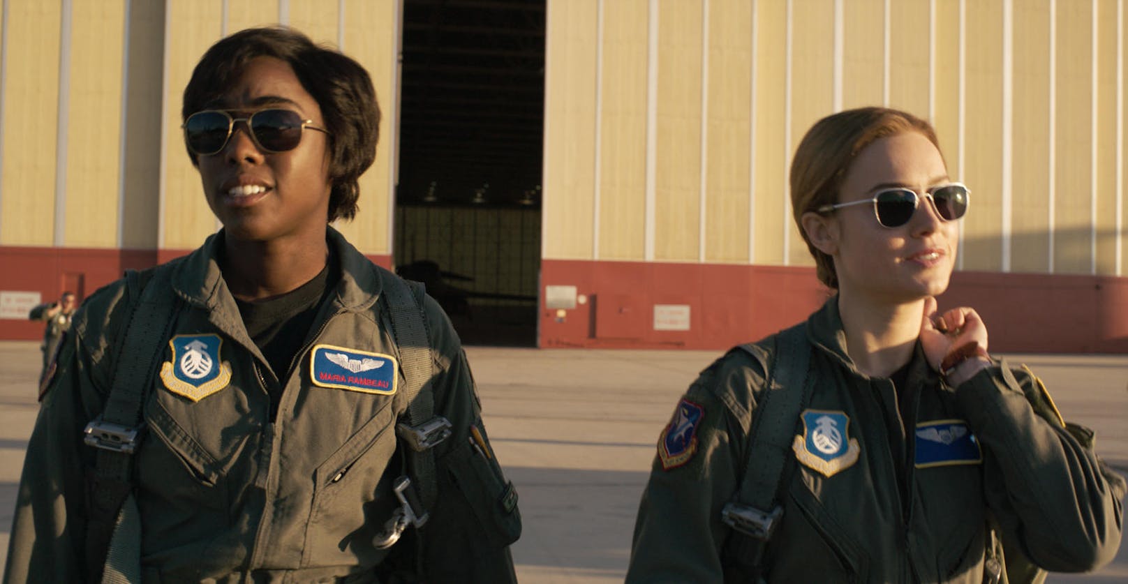 Maria Rambeau (Lashana Lynch, li.) und Carol Danvers (Brie Larson) sind Air-Force-Pilotinnen und beste Freundinnen