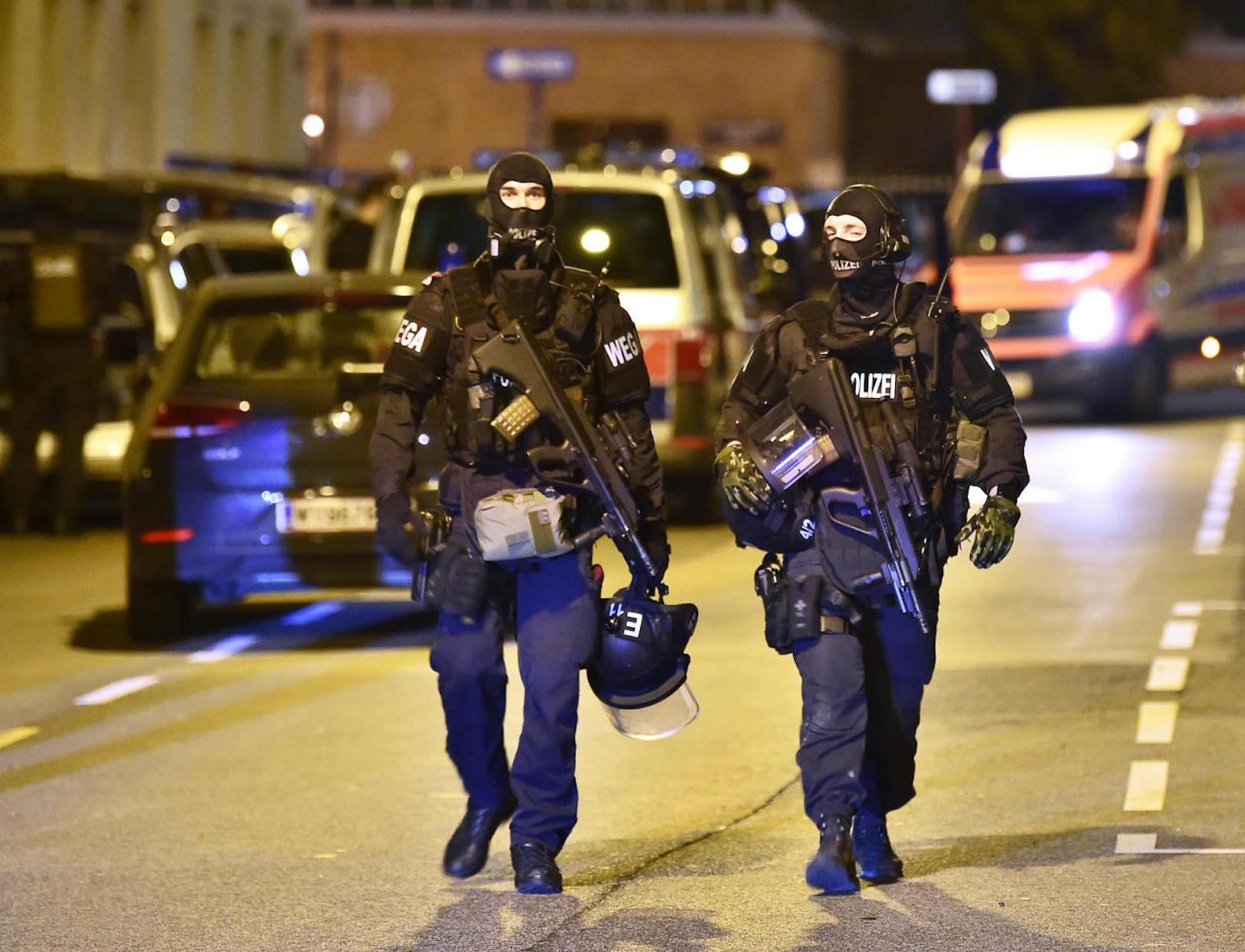 Im Bild: WEGA-Einsatzkräfte vor dem abgeschirmten Tatort