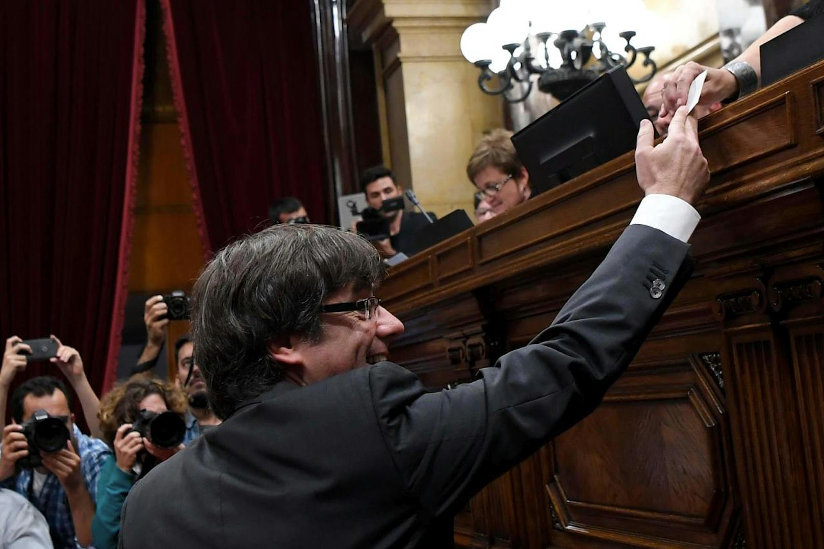 70 Abgeordnete stimmten für eine Abspaltung von Spanien, zehn waren dagegen. Zwei der Mandatare enthielten sich ihrer Stimme. Im Bild Premier Carles Puigdemont bei seiner Stimmabgabe.