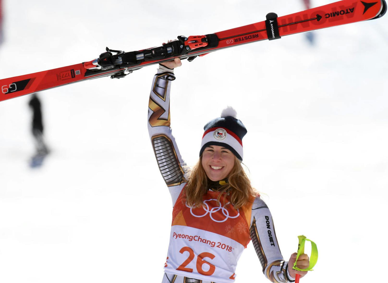 Die größte Sensation bei den Spielen in Pyeongchang! Ester Ledecka - die Favoritin im Snowboard-Parallelbewerb, die auch gern einmal die Skier anschnallt - rast völlig überraschend zum Triumph im Super-G! Die Leidtragende dabei war Anna Veith, der das sicher geglaubte Gold entrissen wurde. 