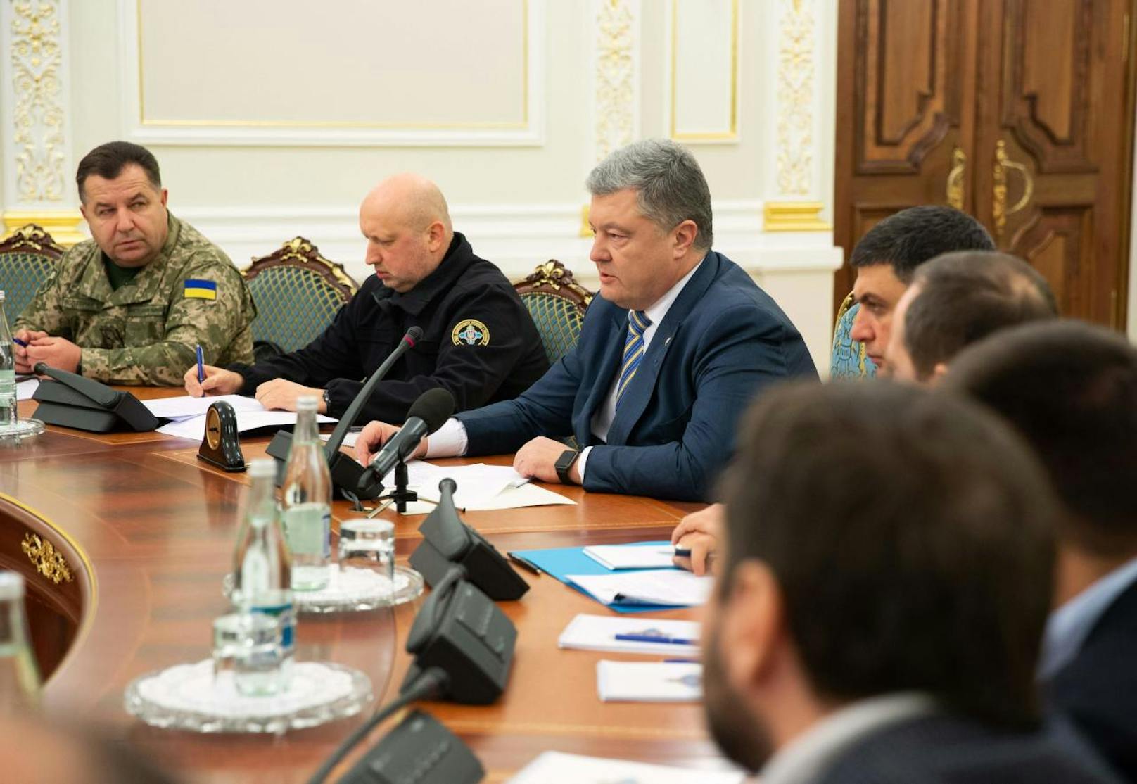 Der ukrainische Präsident Petro Poroschenko erwägt nach dem Zwischenfall das Kriegsrecht auszurufen.