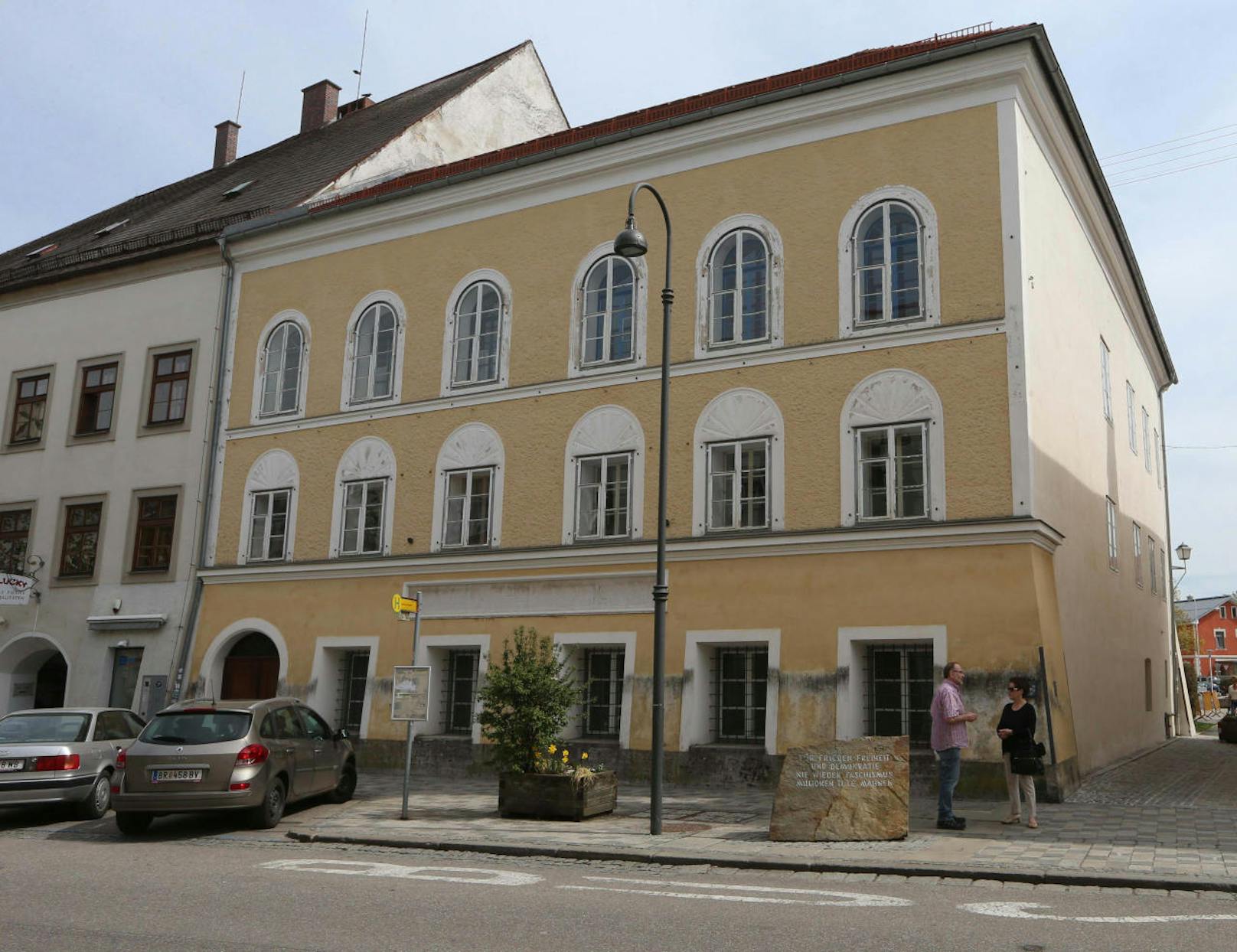 Das Geburtshaus von Adolf Hitler in Braunau am Inn ist seit Jahren Gegenstand juristischer Auseinandersetzungen zwischen der Republik Österreich und der Eigentümerin Gerlinde P.