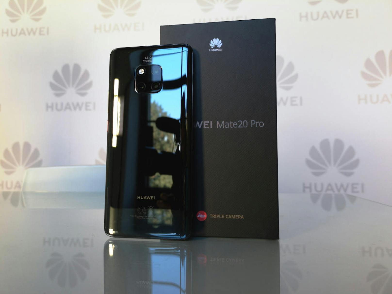 Schon die Ausstattung deutet darauf hin, dass es Huawei beim Mate 20 Pro aufs Tempo abgesehen hat. An Bord sind neben dem nun erweiterbaren 128 GB internem Speicher auch 6 GB Arbeitsspeicher, USB 3.1, Schnellladefunktionen, Dual-SIM, 4.200 mAh Akku, Bluetooth 5.0 und die neueste LTE-Kategorie 21 (bis zu 1,732 Gigabit pro Sekunde im WLAN).