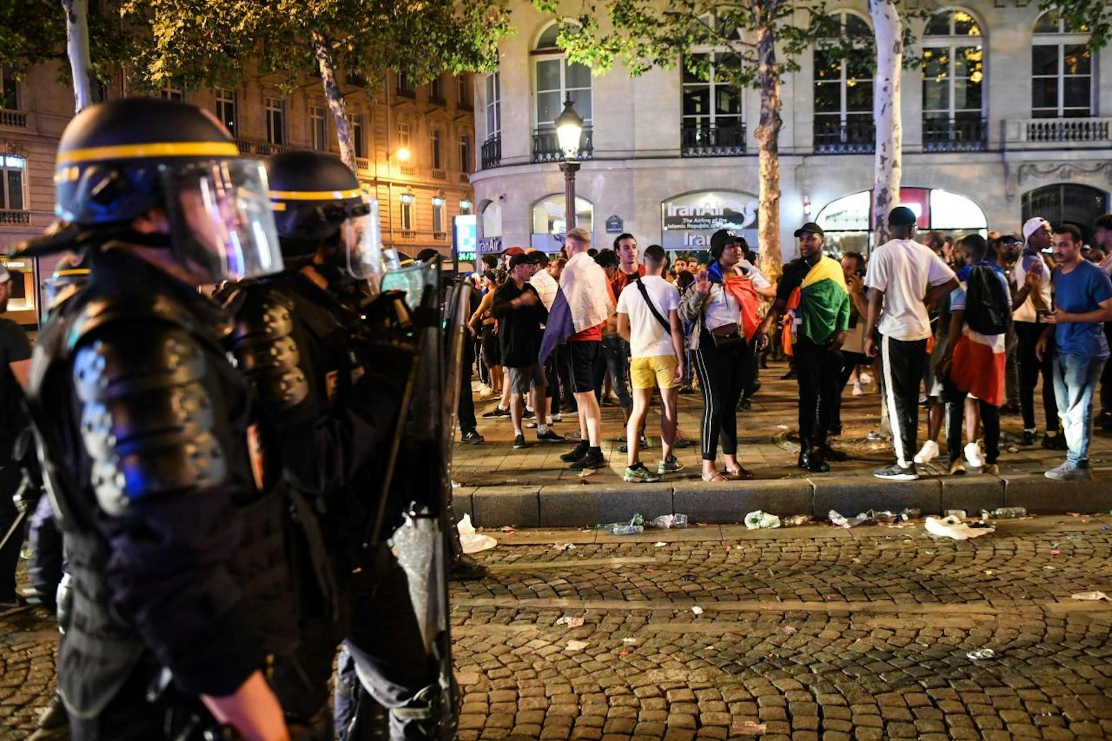 Nach dem Sieg im WM-Finale feierten in Frankreich die Fans auf den Straßen. Dabei kam es auch zu Ausschreitungen. Die Polizei rückte mit Wasserwerfern an. Es gab mehrere Verletzte und sogar Tote.