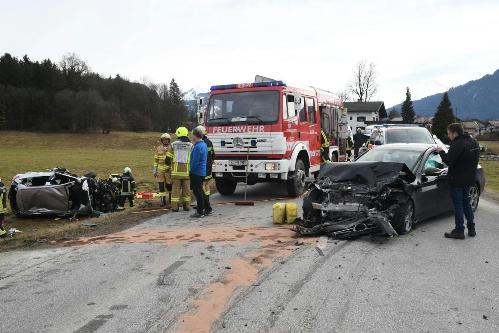 Die Einsatzkräfte wurden gegen 11.00 Uhr zu einem schlimmen Autounfall auf der Angerberger Landesstraße L 213 gerufen.