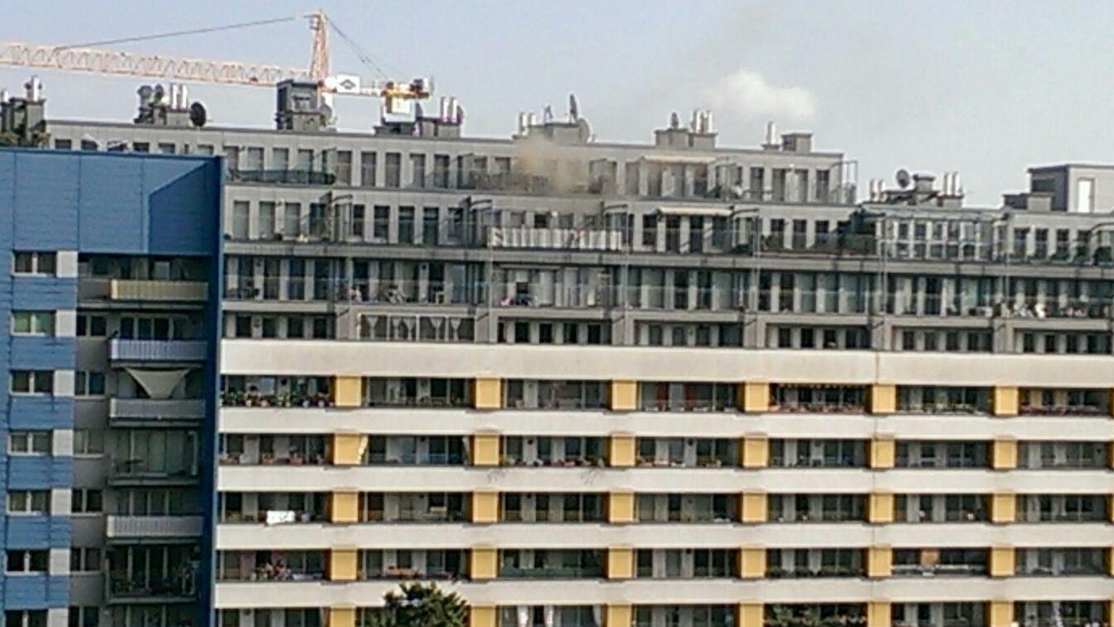 Großeinsatz für die Wiener Feuerwehr: In einer Dachgeschosswohnung an der Brigittenauer Lände war ein Brand ausgebrochen (26. September).