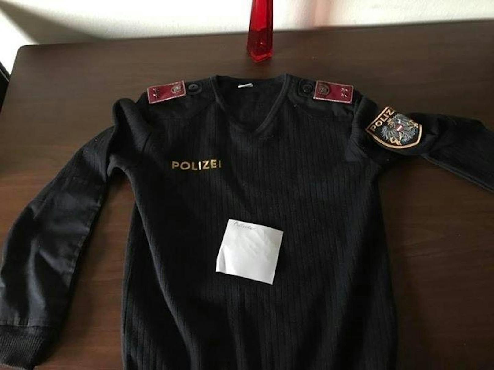 Ein Linzer verkauft auf Facebook eine Polizei-Uniform.