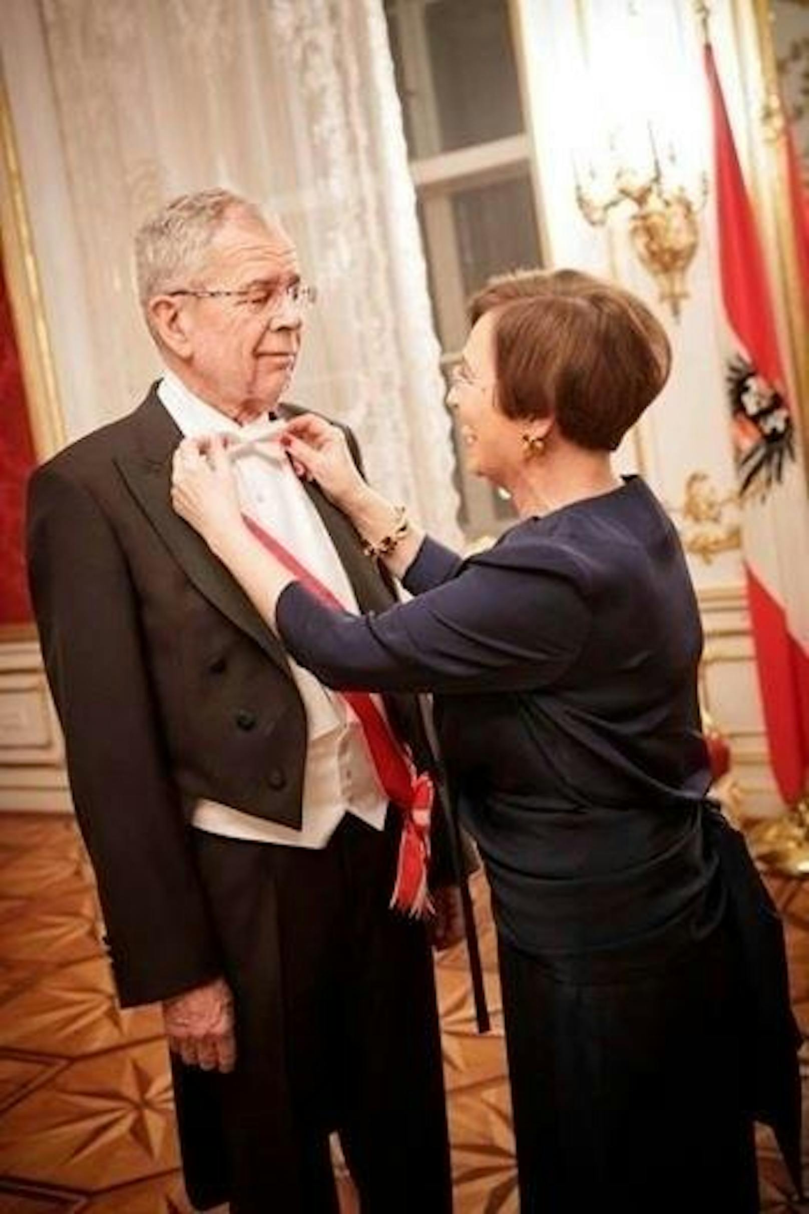 Bundespräsident Alexander Van der Bellen wird von Doris Schmidauer hübsch gemacht.
