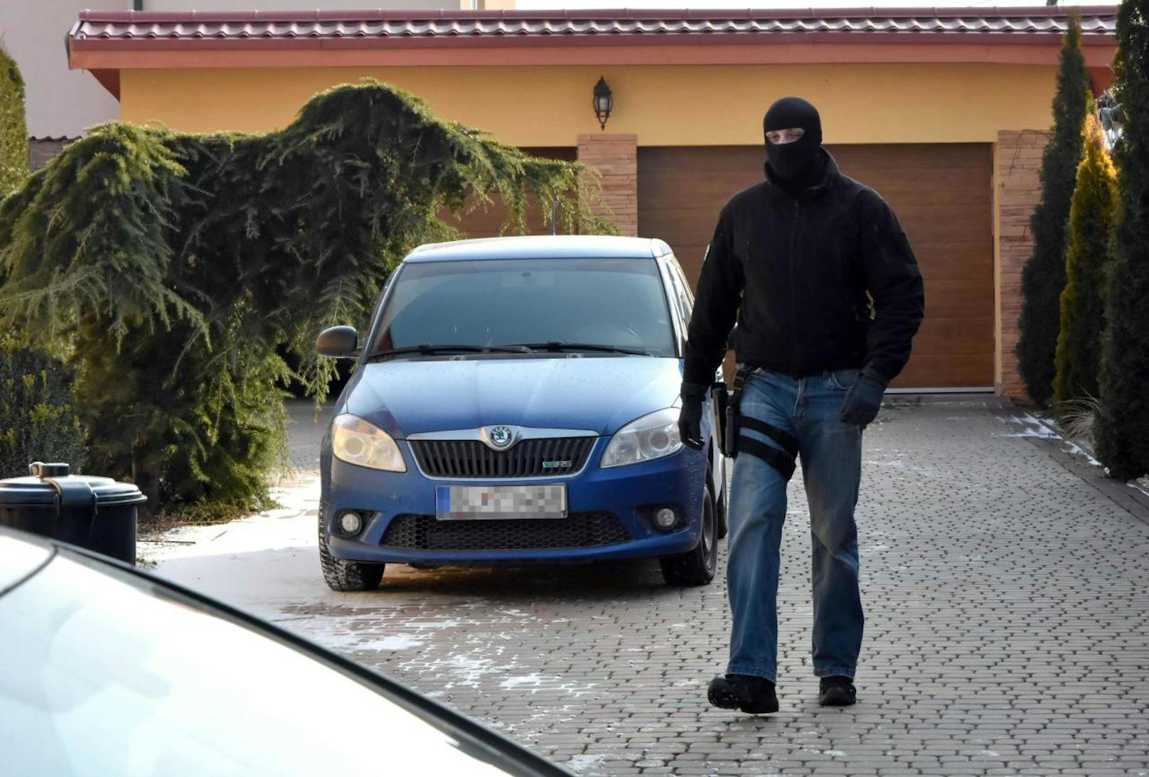 Ein slowakischer Polizist vor dem Anwesen des Italieners Antonin V.: Er wurde verhaftet.