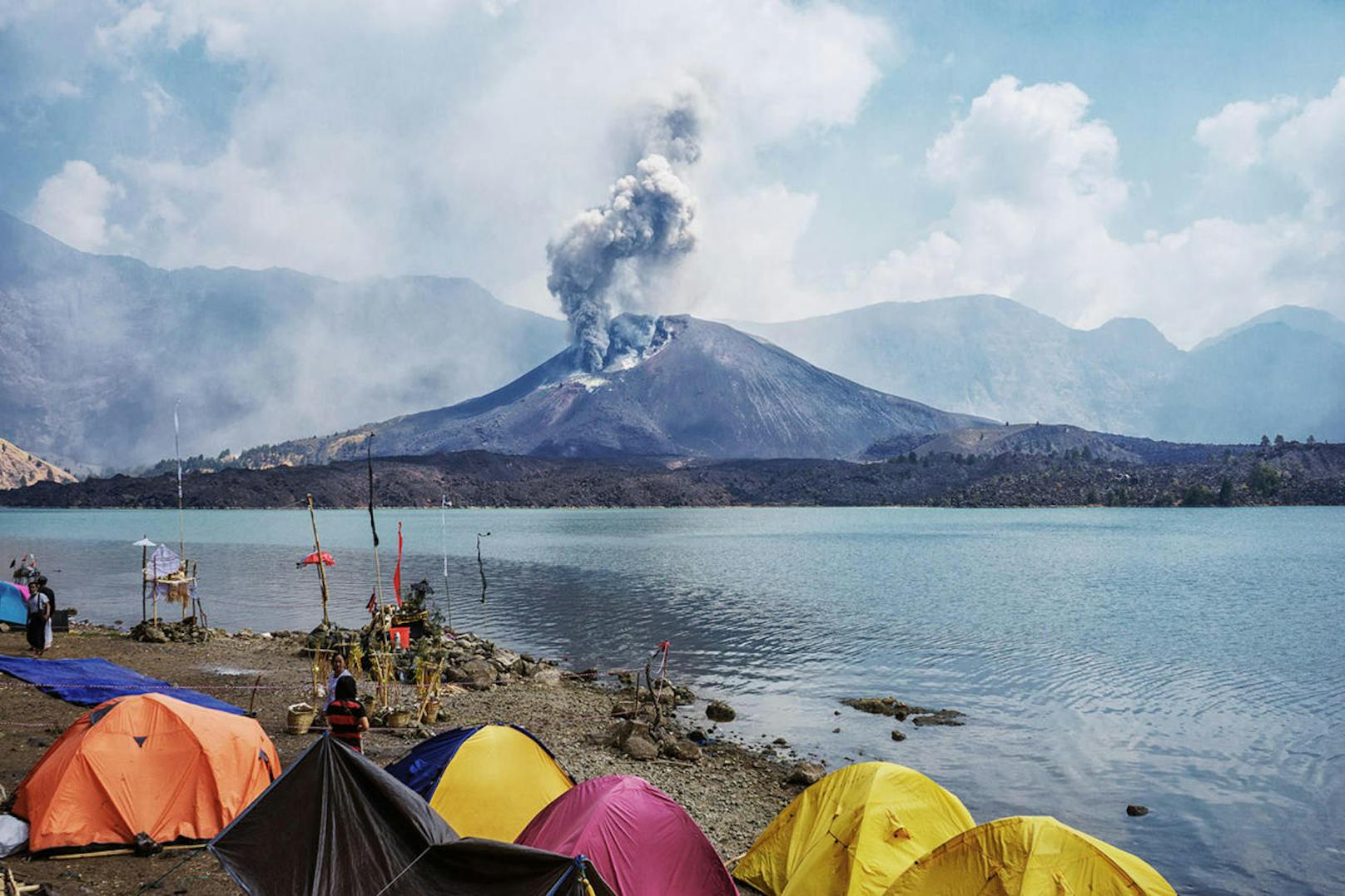 Der Vulkan Rinjani spuckt Rauch und Asche im Osten von Lombok. (Archivbild, 2015)