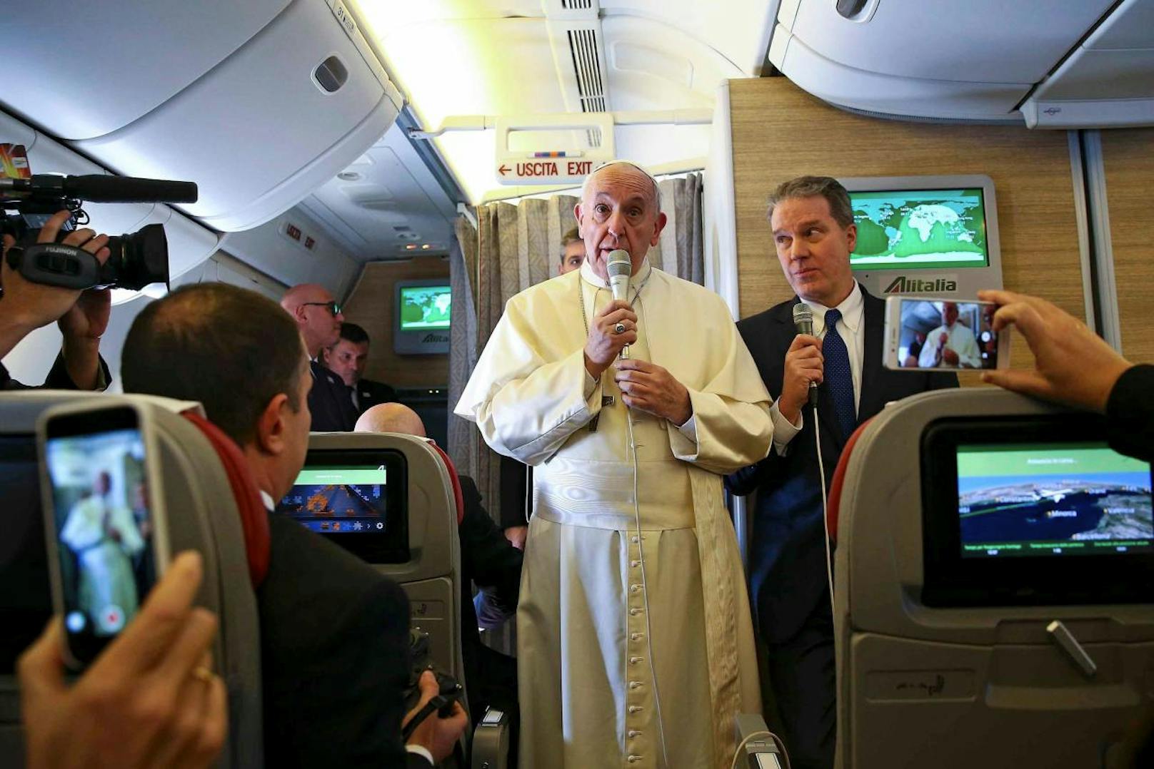 Papst Franziskus sprach während seines Fluges nach Chile wie so oft mit den mitreisenden Journalisten. Er zeigte auch das Schock-Foto, das er bereits zu Neujahr verschicken ließ.