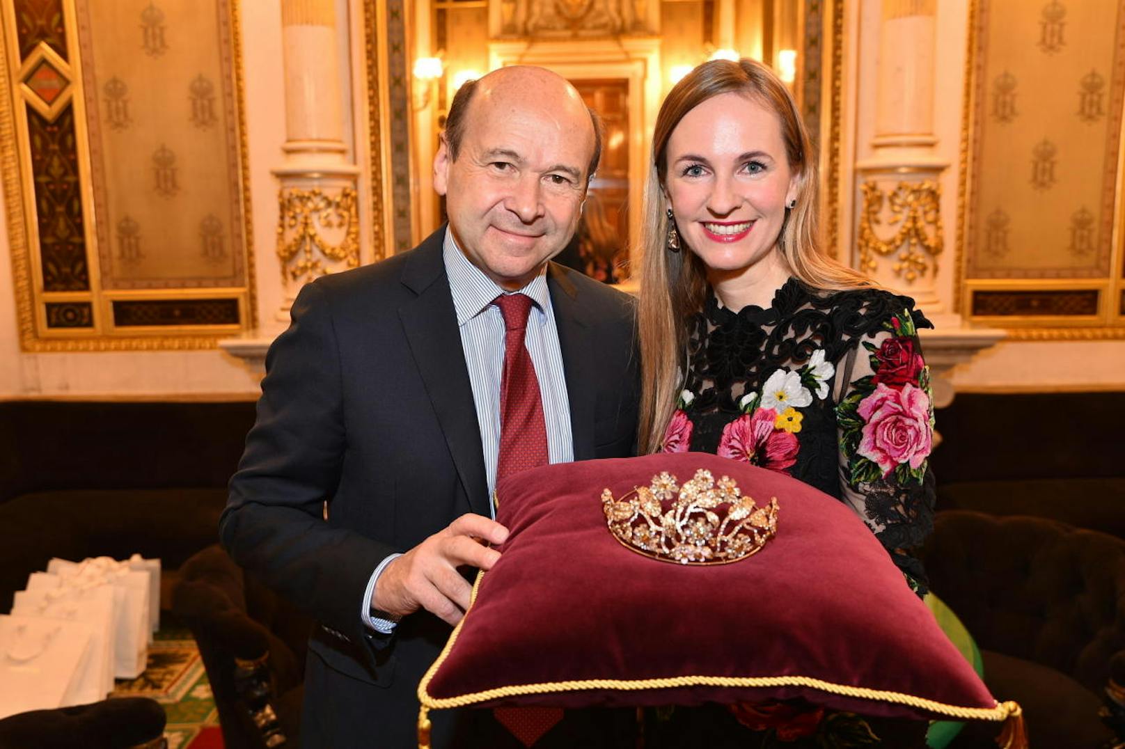 Staatsoperndirektor Dominique Meyer und Opernballorganisatorin Maria Grossbauer präsentierten die Opernball-Tiara designes von Dolce & Gabbana