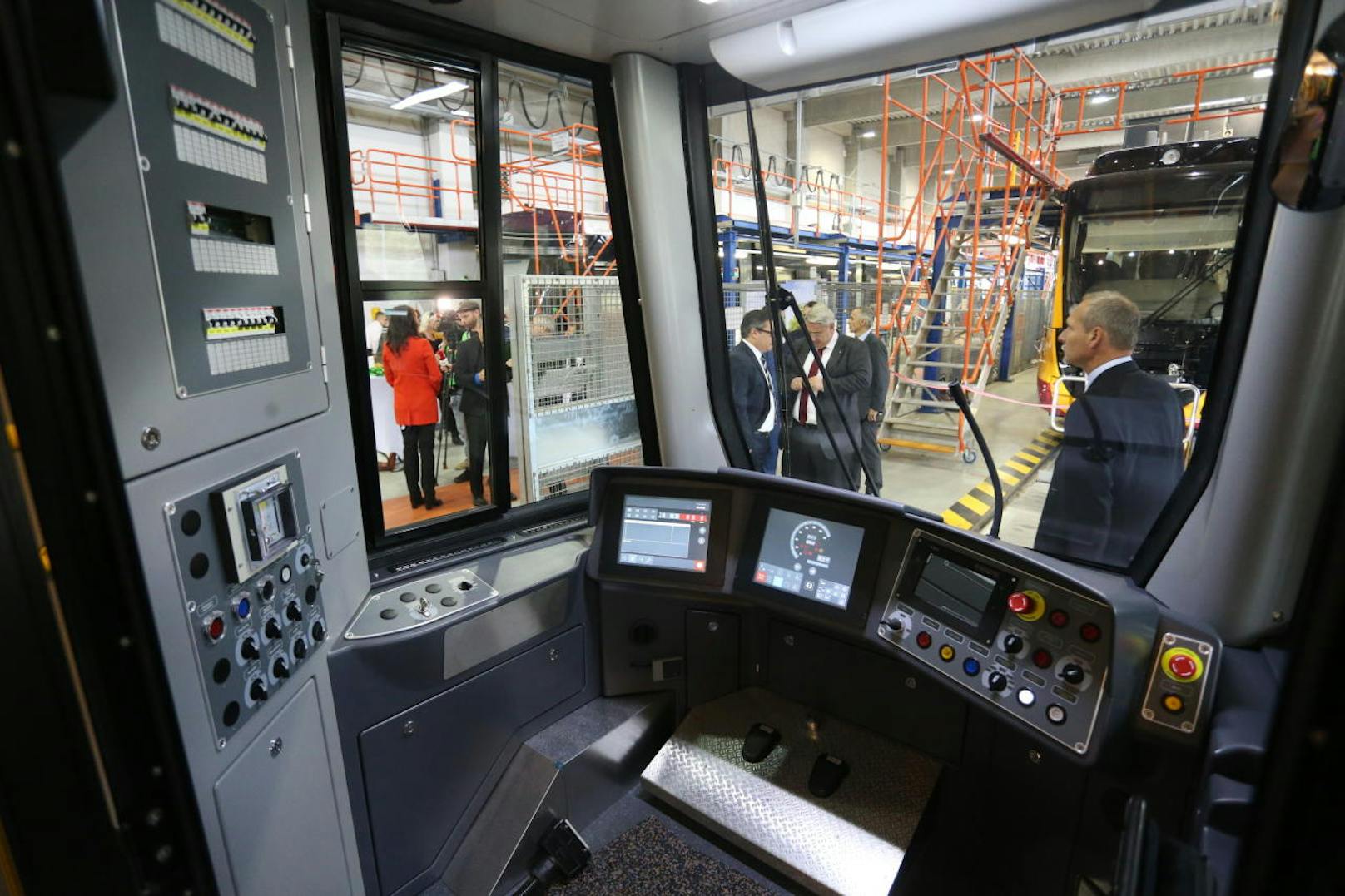 Das "Cockpit" der neuen Hightech-Straßenbahn