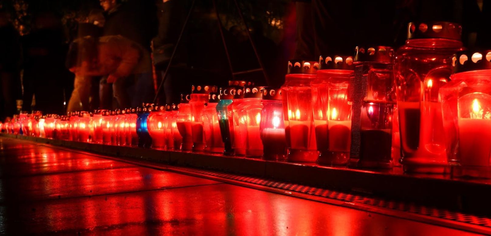 Tausende Kerzen wurden in gedenken an Praljak aufgestellt.