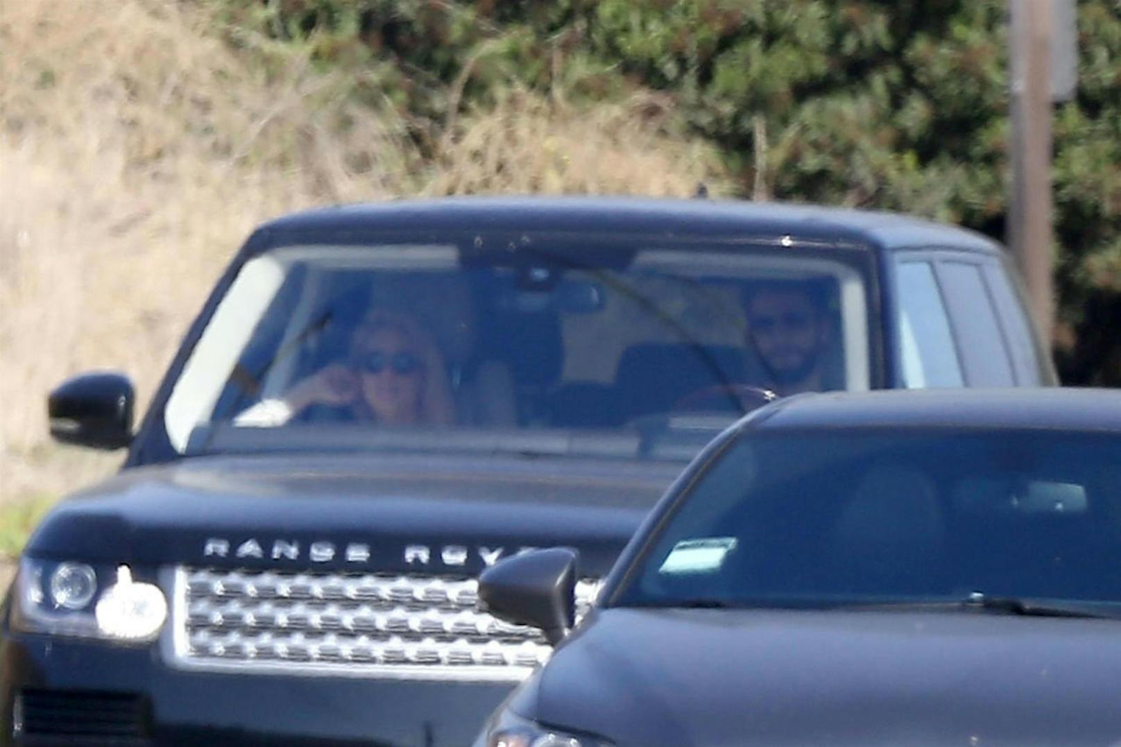 Erst war Liam Hemsworth im SoHo House in Malibu essen, dann fuhr er mit seinem Range Rover vom Lokal weg