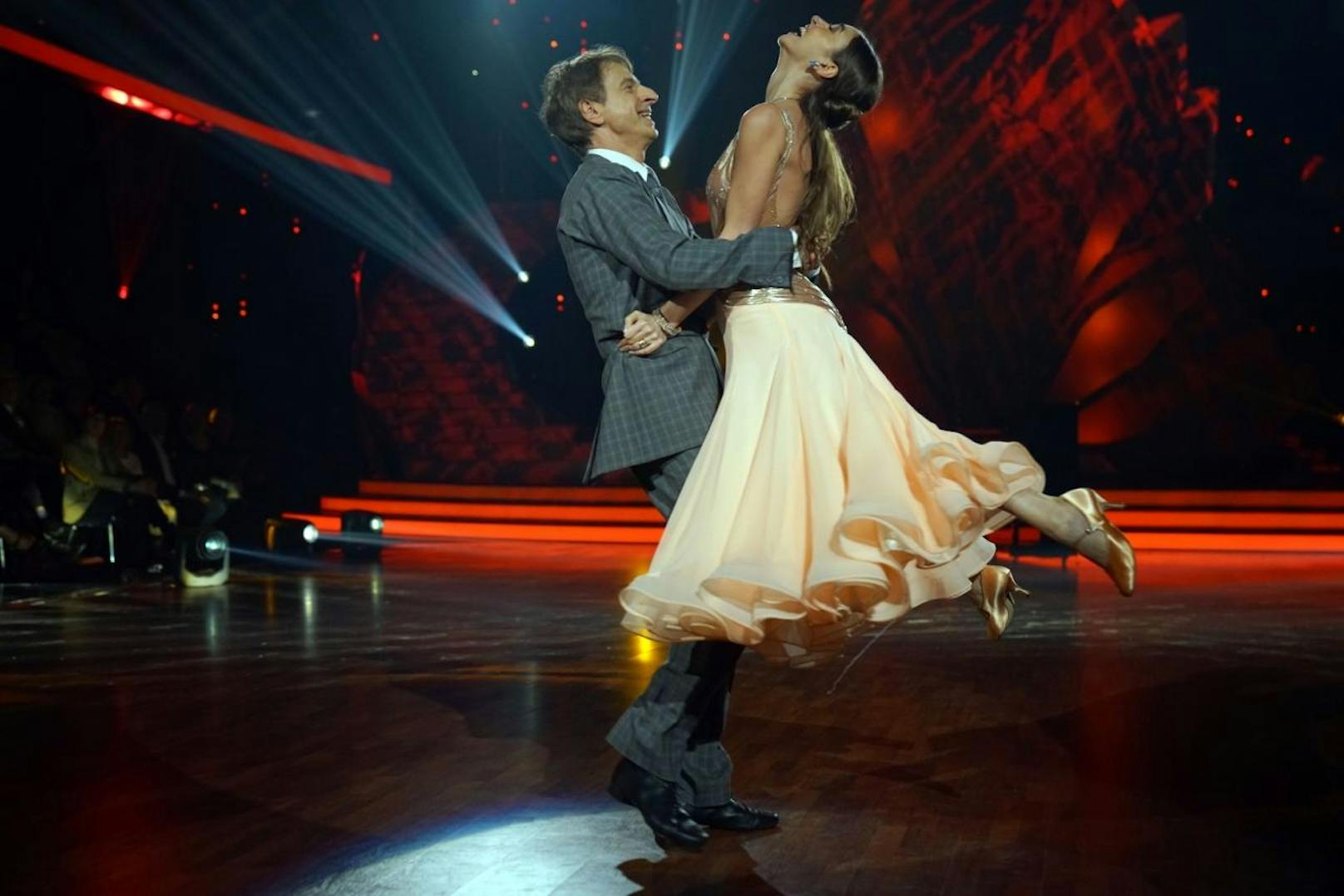 Ingolf Lück und Ekaterina Leonova tanzen einen Wiener Walzer.