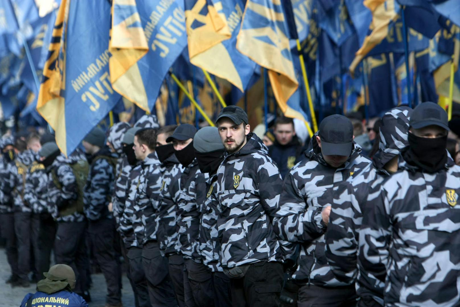 Anhänger des "Nationalen Corps" bei einem gemeinsamen Aufmarsch mit den rechtsextremen und nationalistischen Parteien Swoboda und Prawi Sektor im Kiew im April 2018.