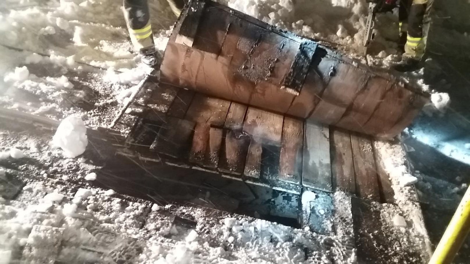 Das Feuer brach im Dachstuhl der Hütte aus. Die Ursache für den Brand ist nicht bekannt