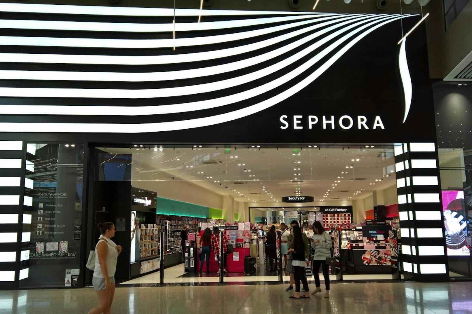 Sephora ist eine beliebte Store-Kette bei Beauty-Freaks. Die 400-Filialen-starke Kette gehört zum Louis Vuitton Konzern. 