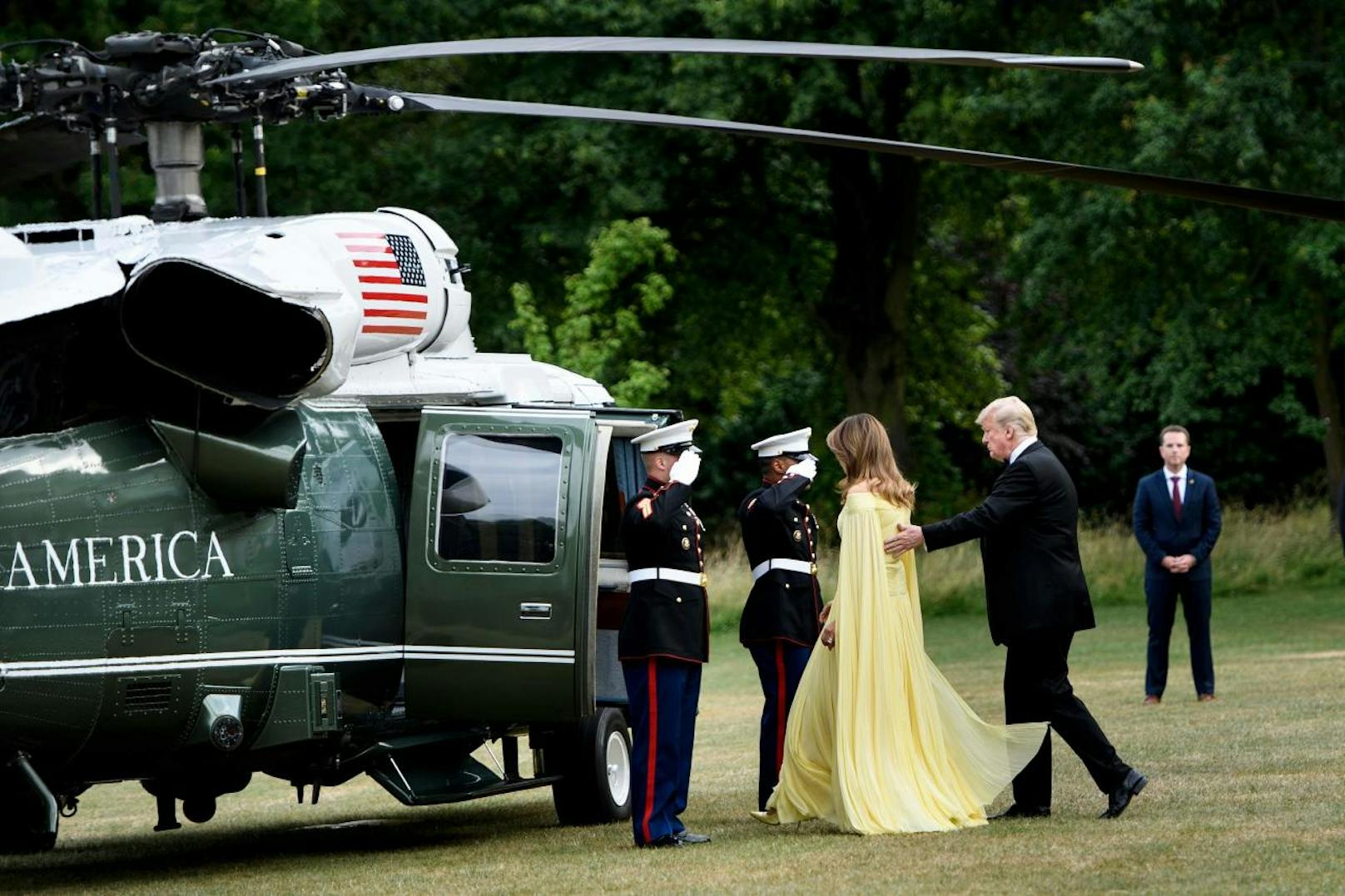 First <b>Lady Melania</b> und US-Präsident <b>Donald Trump</b> auf dem Weg zum Galadinner mit Premierministerin <b>Theresa May</b> und ihrem Gatten <b>Philip May</b> in Blenheim Palace (12. Juli 2018).