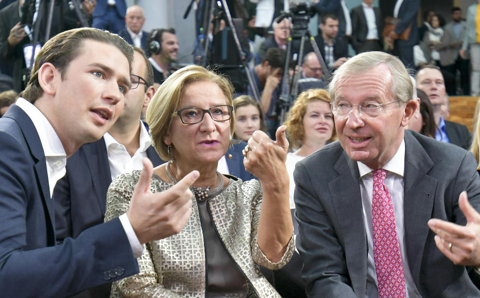 (v.l.) Bundeskanzler Sebastian Kurz, Landeshauptfrau Johanna Mikl-Leitner und Landeshauptmann Wilfried Haslauer (alle ÖVP)
