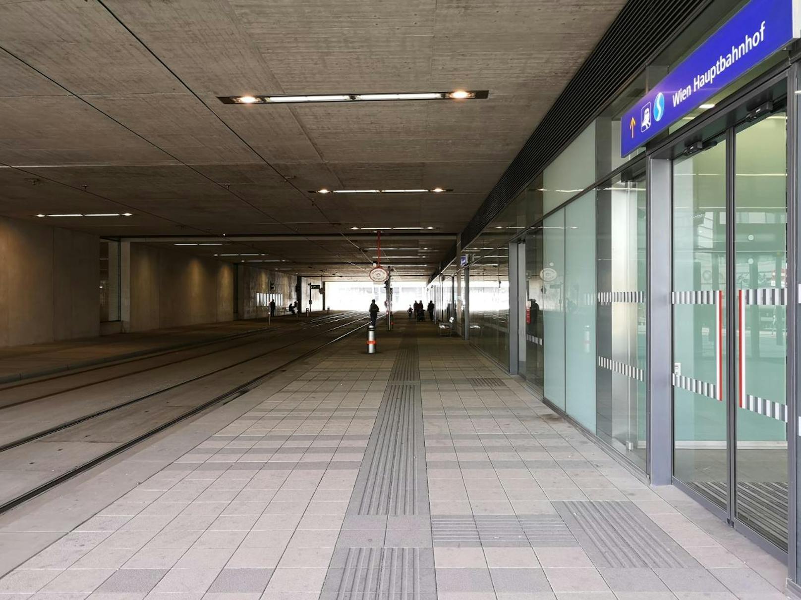 Erschweren wir die Bedingungen: In diesem Tunnel am Hauptbahnhof sind die Lichtverhältnisse schwierig. Man beachte den Ausgang am anderen Ende des Tunnels.